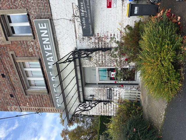 🌟Le Potentiel et le Concept
•	Activité actuelle : Magnifique magasin spécialisé en décoration, tissus d'ameublement, et gammes de peintures décoratives haut de gamme. Une offre complète et cohérente pour l'aménagement d'intérieur.
•	Renommée & Clientèle : L'enseigne jouit d'une clientèle fidèle développée sur plus de 20 ans d'activité. Forte reconnaissance locale et grande zone de chalandise établie.
•	Potentiel de Croissance : Chiffre d'affaires à fort potentiel de développement, directement lié à l'optimisation des jours d'ouverture et à l'exploitation des services (atelier, devis, conseil).
📍 Le Local et l'Emplacement (Idéalement Situé)
•	Superficie Totale : Surface commerciale de 100 m² (en rez-de-chaussée).
•	Aménagement Intérieur : L'espace est fonctionnel et se divise en :
o	Un espace de vente principal d'environ 70 m² offrant une très belle visibilité.
o	Un atelier/espace de travail de 30 m² idéal pour les artisans (confection, retouches, conseils personnalisés).
o	Une réserve pratique d'environ 10 m² et des commodités (WC + lavabo).
•	Emplacement Stratégique : Très bonne visibilité sur route départementale, au cœur d'une zone dynamique, entourée de commerces et de stationnements à proximité immédiate.
•	Bail : Bail "tout commerce" (sauf restauration), offrant une grande flexibilité pour l'évolution ou la diversification de l'activité.
💎 Les Atouts (Marques & Finitions)
•	Marques Prestigieuses : Le fonds inclut la distribution de marques de renom et de qualité, dont : Toile de Mayenne, JAB, Terre d’Argile, Fermob, Houles, ainsi que des articles d'art de la table (verres soufflés, bouillottes...).
•	Polyvalence : Local idéal pour diverses activités : artisanat, commerce de détail, profession libérale, ou relocalisation d'activité.
💰 Conditions de Cession
•	Fonds de Commerce : 20 000 € (Négociable).
o	Ce prix attractif inclut le stock à date (inventaire disponible sur demande).
•	Loyer Mensuel : 900 € TTC (soit 750 € HT).
•	Ancienneté du Bâtiment : Construction 1945 (bien entretenu).
________________________________________
Contact : Saisissez cette opportunité de reprendre une affaire saine et reconnue avec un faible investissement initial. Pour toute information complémentaire ou pour organiser une visite, veuillez contacter Louis Rathier van Heekeren au 06 87 75 30 76.