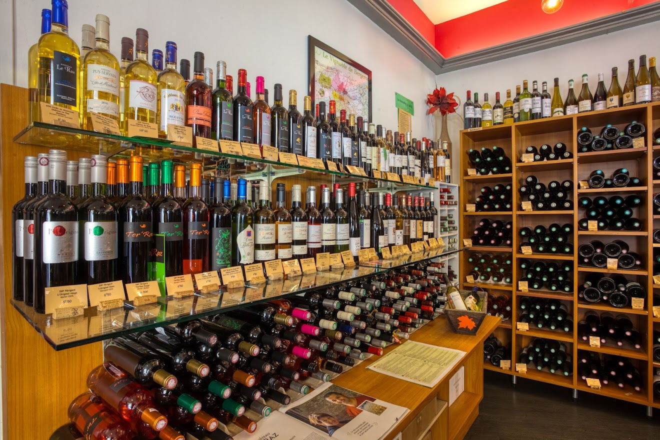 Située au cœur du secteur Sauvegardé de la capitale du Périgord Noir, cette cave  de 55m2 bénéficie d'une clientèle fidèle toute l'année, renforcée par un important flux touristique en saison.
L'offre est variée et attractive : belle sélection de Vins, bière artisanales et  spiritueux locaux . Plus une grande sélection de vin des autres régions française. 
Un commerce chaleureux et authentique, bien implanté, dans les petites ruelles de Sarlat offrant de belles perspectives de développement pour qui souhaite allier projet durable et qualité de vie dans une région très recherchée.
Possibilité de développement pendant l'hivers