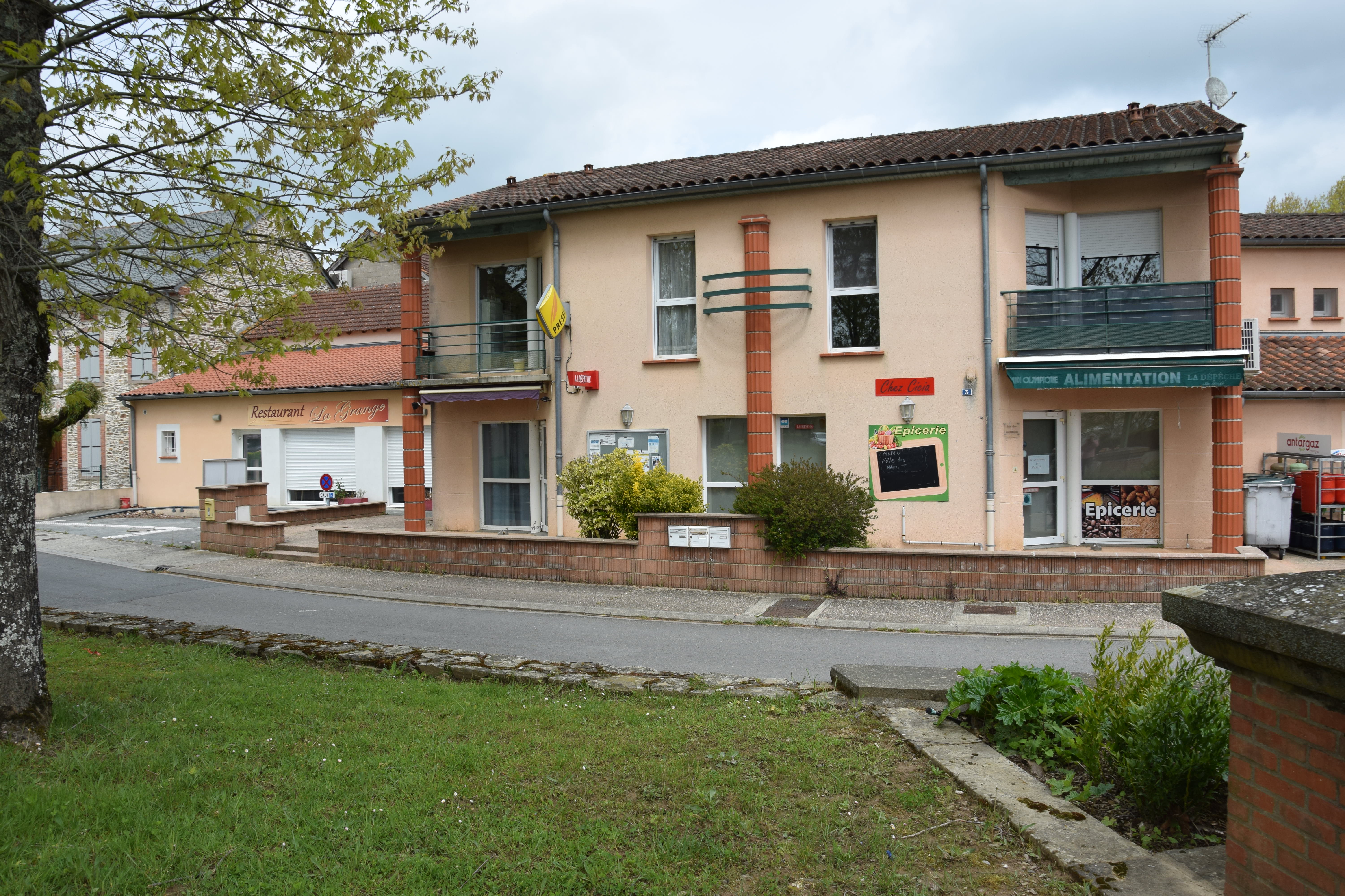 Belle opportunité ! Venez exploiter un restaurant, bar et épicerie, à l’Est d’Albi, à Sérénac (Tarn), un petit village dynamique de 500 habitants. 
La mairie, propriétaire des lieux, a réhabilité une ancienne grange en Cuisine/Restaurant en 2016 qu’elle a associé à la structure Bar/Epicerie crée en 1998.
Celle-ci est idéalement située au cœur du village, à proximité de la place du village, où elle profite de places de parking et de places ombragées à proximité ainsi que d’une belle terrasse.
Le projet prévoit :
Un espace Epicerie / Bar d’environ 100 m², équipé de rayonnage, étagères, vitrine frigo, chambre froide de 2,5 m² et d’un bar à aménager, sanitaire.
Un espace Restauration avec une salle de restaurant de 100 m² ( 50 Couverts ), déjà meublé en Tables et Chaises, Cuisine professionnelle équipée ( Eviers, Four, Hotte, Piano, Armoires Négative et Positive, Espace Plonge ) et sanitaire 
L’ensemble est accessible aux personnes à mobilité réduite
Pas de fonds de commerce à reprendre. 
L’ensemble (locaux commerciaux et licence IV ) est proposé à la location avec un bail précaire dans un premier temps au montant de 100 €/mois et disponible dès à présent. 
Les atouts de la commune : la proximité d’une forêt départementale au sein de laquelle se trouve une base départementale, une école (50 élèves), un tissu associatif dynamique ( comité des fêtes, foot, danse, gym, théâtre), un EHPAD de 70 résidents ainsi qu’un Foyer d’Accueil spécialisé de 50 places d’Internet et de ½ Pension. 
Les futurs gérants devront prévoir un budget pour quelques équipements matériels et mobiliers d'exploitation supplémentaire, en plus de ceux déjà fourni par la commune.
Le commerce a vocation à devenir un centre de vie et d'animation locale, et la mairie est prête à soutenir et à aider les candidats dans ce but. 
Profil de candidat : Affaire idéale pour un couple, dont un professionnel de la restauration. Expérience professionnelle en restauration et en gestion, dynamisme personnel, capacité d’intégration dans le milieu rural, savoir être et relationnel.
Faites nous part de votre acte de candidature à l’adresse annonce-commerce@serenac.fr en précisant votre motivation.