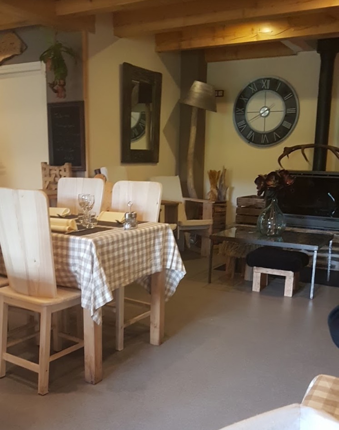 A reprendre, Bar – Hôtel – Restaurant en Cévennes.  Licence IV. 30 places assises à l’intérieur, 30 places en terrasse. Belle affaire, locaux communaux en très bon étant, pas de travaux à prévoir. Idéalement positionnée en plein cœur des Cévennes. Prévoir l’achat du mobilier aux anciens gérants.
Bail 3-6-9 : 1000€/mois TTC