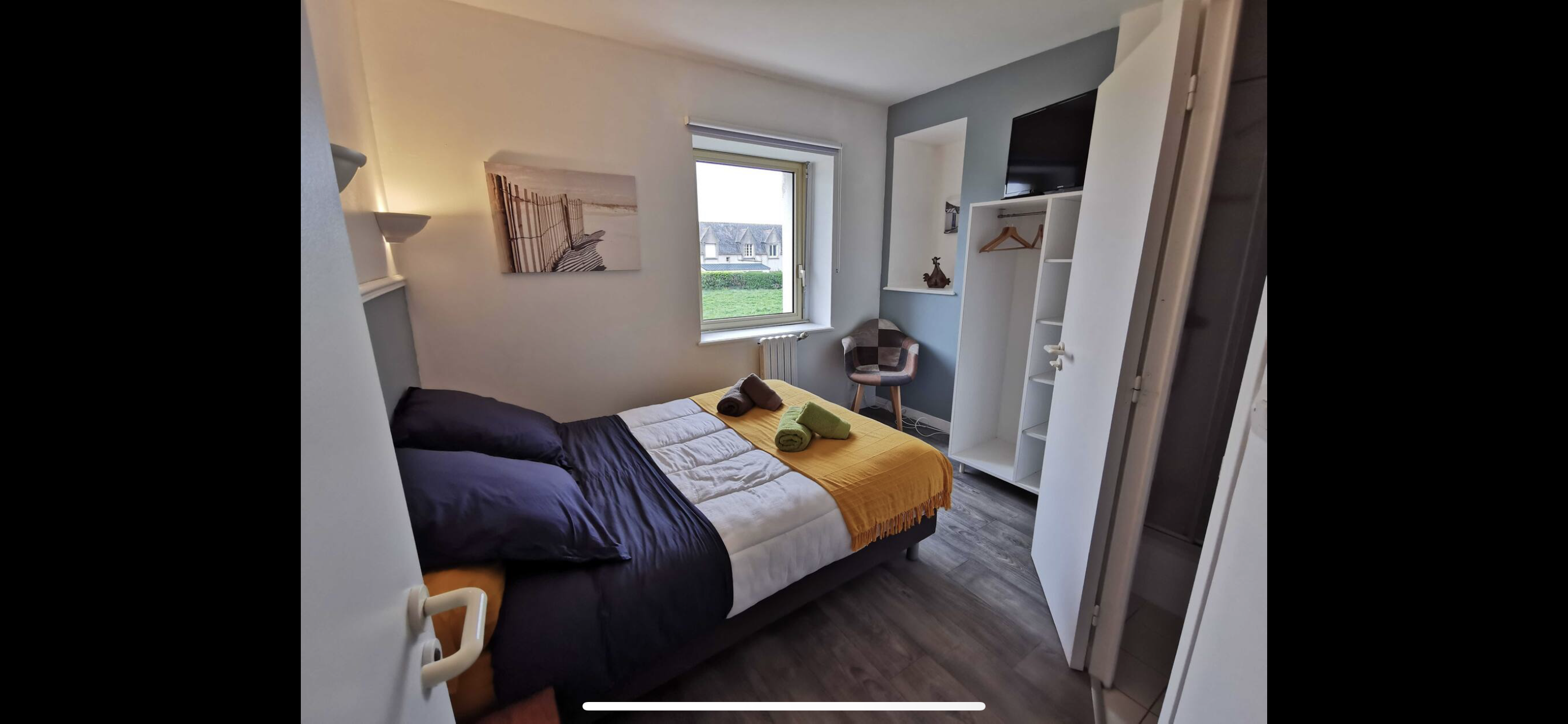 Nous vous proposons à la vente un fonds de commerce de crêperie, pizzeria et bar (Licence IV) avec chambres d’hôtes
idéalement situé à quelques mètres de la mer, dans une station balnéaire du Finistère. Cet établissement bénéficie d’une localisation privilégiée, à proximité immédiate d’une enseigne commerciale très fréquentée, assurant un flux constant de visiteurs. L’affaire, récemment rénovée, est clé en main grâce à des travaux récents et du matériel de haute qualité. 64 places intérieur et 16 en terrasse 
. À l’étage, 5 chambres d’hôtes dont 2 familiales, chacune équipée de toilettes et salle de bain privées, complètent l’activité. 
Gestion chambres par Channel manager
Grand parking devant l’établissement. Pas de contrat brasseur à reprendre. Grand potentiel de développement est à noter pour la partie bar (Licence IV),peu exploitée puisque l’activité actuelle est concentrée sur les services du midi et du soir uniquement.le Chiffre d’affaires est en constante progression depuis sa création
Le bâtiment a connu une très importante rénovation intérieur extérieur
Un entretien de très bonne facture aucun travaux à prévoir pour les années à venir
Beaucoup de travaux sous décennale
De nombreuses possibilités s’offre aux repreneurs
Fonds de commerce 350 000€
ou murs et fonds possible