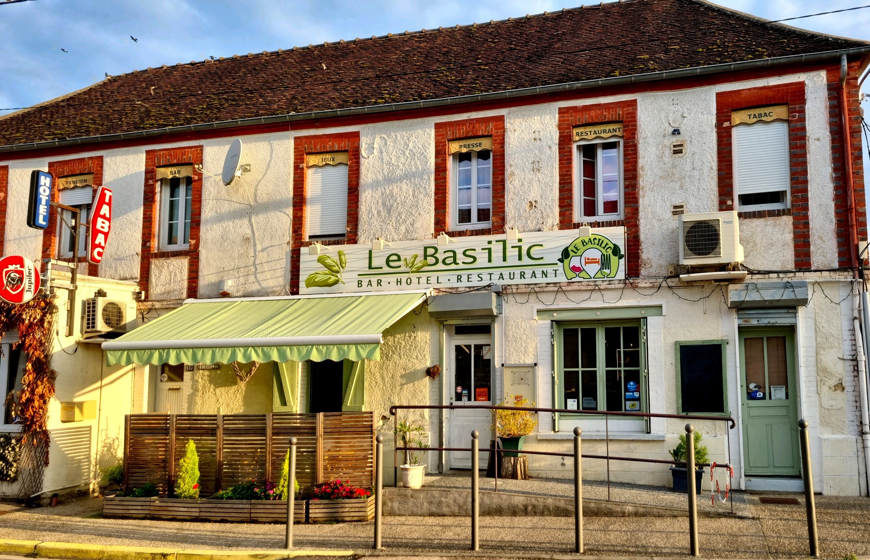 Restaurant Bar Tabac et chambres d'Hôtes, dans un village situé  à 3 km de SENS, avec son église St Laurent et St Vincent du XII ème siècle, sa Fromagerie LINCET, réputée par son "Chaource", son boucher "Denaux"et de part son restaurant LE BASILIC.
Cette enseigne a fait parlée d'elle depuis le confinement avec les plats à emporter , en remportant par 2 années consécutives le titre de "meilleur burger de l'Yonne" en 2021 et 2022, et s'affiche toujours dans un respect de travailler en local avec les producteurs et artisans, dans une préservation de l'économie locale et responsable...
Tenu depuis 2007, une autre expérience a besoin d'être ouverte pour les patrons.
Des services sont à reprendre tels que dépôt de pain, FDJ, et autres services et horaires à développer. (actuellement ouvert du L au V de 7h à 21H).