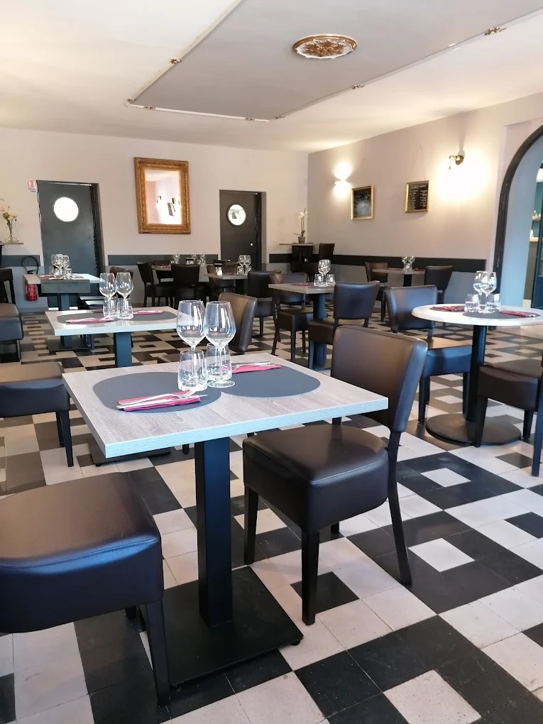 À VENDRE – Le Bousquet-d’Orb (34260) | Hôtel-Restaurant – Murs et Fonds
Immeuble de caractère d’environ 770 m² sur 4 niveaux, avec une configuration idéale pour un projet rentable en deux temps.
1) Cashflow immédiat
Rez-de-chaussée : restaurant rénové, prêt à exploiter.
2) Création de valeur
Trois niveaux à rénover : potentiel évident pour développer de l’hébergement, des surfaces locatives ou une extension d’activité selon votre stratégie.
Atouts opérationnels
- Cour ombragée, environnement calme
- Parking en face
- Emplacement cohérent avec une clientèle de passage (axe Avène / itinéraire Compostelle)
