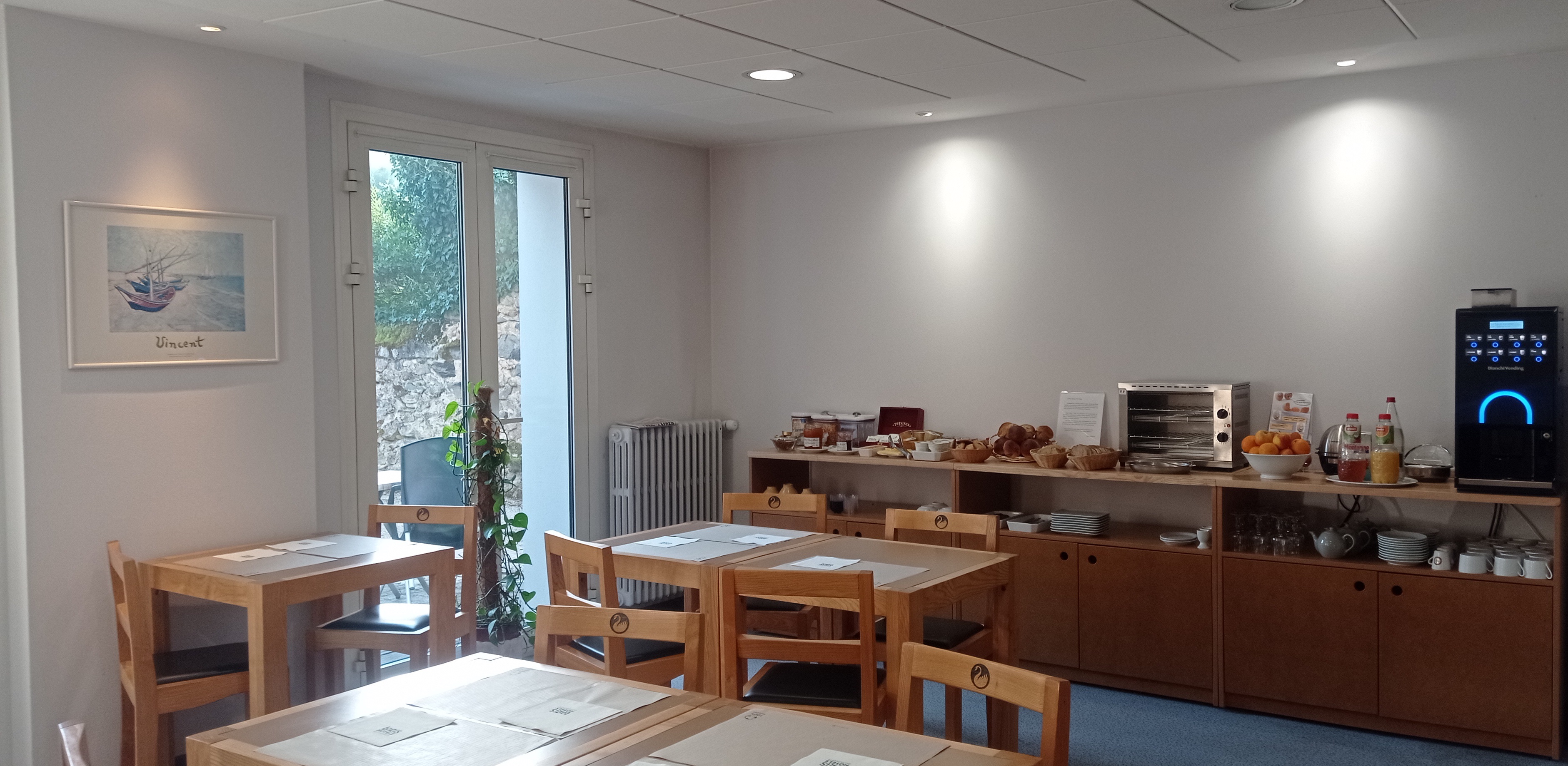 Situé au cœur d’YSSINGEAUX, sous-préfecture dynamique de Haute-Loire et carrefour entre Saint-Étienne et Le Puy-en-Velay, l’Hôtel Le Cygne est un établissement reconnu bénéficiant d’une excellente visibilité en centre-ville et d’une clientèle fidèle professionnelle et touristique. 

L'établissement exploité sous enseigne Logis Hôtels dispose de 10 chambres pour 28 couchages, d'une surface d'environ 630 m², d'un parking privé, d'une terrasse et d'un espace petit-déjeuner récemment modernisé. Les chambres ont bénéficié d'investissements récents : renouvellement de la literie, téléviseurs et divers équipements. 

L'hôtel accueille principalement une clientèle professionnelle à l'année (entreprises, techniciens, commerciaux, grands comptes) ainsi qu'une clientèle touristique en saison. La situation géographique permet également de bénéficier des flux liés au lycée agricole, à l'École Nationale Supérieure de la Pâtisserie et aux nombreux événements du territoire. 

L'établissement était classé 2 étoiles jusqu'en 2023 et répond toujours à un niveau de prestation correspondant à cette catégorie. Il est référencé au sein du réseau Logis, véritable atout commercial et de visibilité. 

Fort potentiel de développement :
- réactivation d'une activité restauration ;
- création d'un espace bien-être/spa ;
- développement commercial et digital ;
- aménagement du 3ᵉ étage actuellement libre, permettant la création de 5 chambres supplémentaires, suites, appartements ou logement de fonction. 

Les réseaux (eau, électricité, évacuations) sont déjà en attente. 
Le fonds est exploitable immédiatement sans investissement majeur. Il conviendra parfaitement à un couple souhaitant reprendre un établissement bénéficiant d'une clientèle existante et d'un important potentiel d'évolution. Le cédant est disposé à accompagner le repreneur pendant un mois afin de faciliter la transmission. 

Prix du fonds de commerce hôtel : 99.000 €

Loyer mensuel : 1.560 €

Bail commercial jusqu'au 01/07/2028. 

Possibilité complémentaire d'acquérir le fonds de commerce bar-restaurant situé en face de l'hôtel (licence IV, 16 places intérieures + 25 en terrasse, cuisine professionnelle refaite à neuf en 2021), pour 40.000 € supplémentaires.

Une opportunité rare pour reprendre un établissement emblématique d’YSSINGEAUX, disposant d'une clientèle récurrente et de nombreuses perspectives de développement.

La CCI n’intervient à aucun moment dans la transaction et ne perçoit aucune commission sur la vente. En cas de reprise de l’établissement, nous vous invitons à prendre contact avec votre conseiller CCI afin d’étudier les dispositifs d’aides et de subventions mobilisables pour accompagner d’éventuels investissements : travaux de rénovation, acquisition de matériel, mobilier, ou tout autre projet de modernisation.