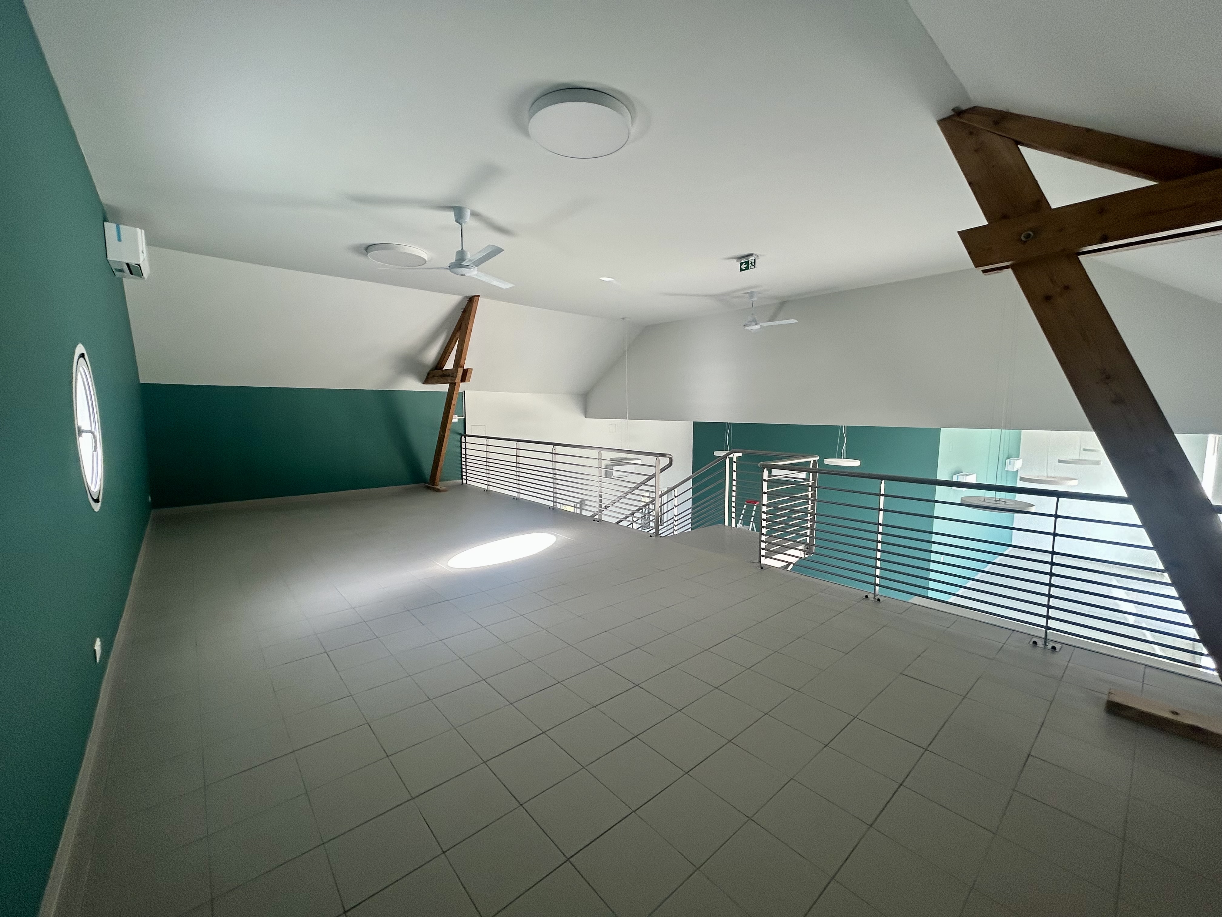 Commerce multiservices à Courtois-sur-Yonne

La commune de Courtois-sur-Yonne, située au nord du département de l’Yonne, s’inscrit dans une dynamique de revitalisation de son centre-bourg en lançant la création d’un commerce multiservices de proximité. Dans ce cadre, elle recherche un exploitant indépendant pour assurer la gestion et l’animation de ce futur lieu de vie.

Activités prévues :

Le commerce proposera une offre diversifiée, comprenant notamment :
 • Une épicerie de première nécessité : épicerie sèche, produits frais, produits d’hygiène ;
 • Une gamme de produits locaux ;
 • Un service de sandwicherie/snacking sur place et à emporter ;
 • Un débit de boissons (licence III) ;
 • Une rôtisserie ;
 • Un dépôt de pain et de bouteilles de gaz ect…
 • Un point relais colis ;
 • Des animations et soirées à thème (en autonomie ou en partenariat avec les associations locales).

D’autres services pourront être envisagés en fonction des propositions de l’exploitant, des besoins de la population et de l’évolution des modes de consommation.

Profil recherché :

L’exploitant, inscrit au registre du commerce, devra faire preuve de :
 • Sens de l’accueil et de l’animation ;
 • Goût pour la relation client et la proximité ;
 • Capacité à créer un lieu convivial et chaleureux au service des habitants.

Conditions d’exploitation :
 • Local situé en cœur de village, à proximité immédiate de la mairie et de l’agence postale ;
 • Surface commerciale de 120 m² entièrement réhabilitée ;
 • Ouverture envisagée : Premier trimestre 2026 ;
 • Aucun droit d’entrée ni achat de fonds de commerce ;
 • L’exploitant assurera l’équipement en mobilier et matériel professionnel ;
 • Loyer progressif pour faciliter le démarrage de l’activité.

Soucieuse de renforcer les services de proximité et le lien social, la commune de Courtois-sur-Yonne accompagnera activement le porteur de projet dans la mise en œuvre de cette initiative.

Pour tout renseignement complémentaire ou pour candidater, merci de contacter la mairie.