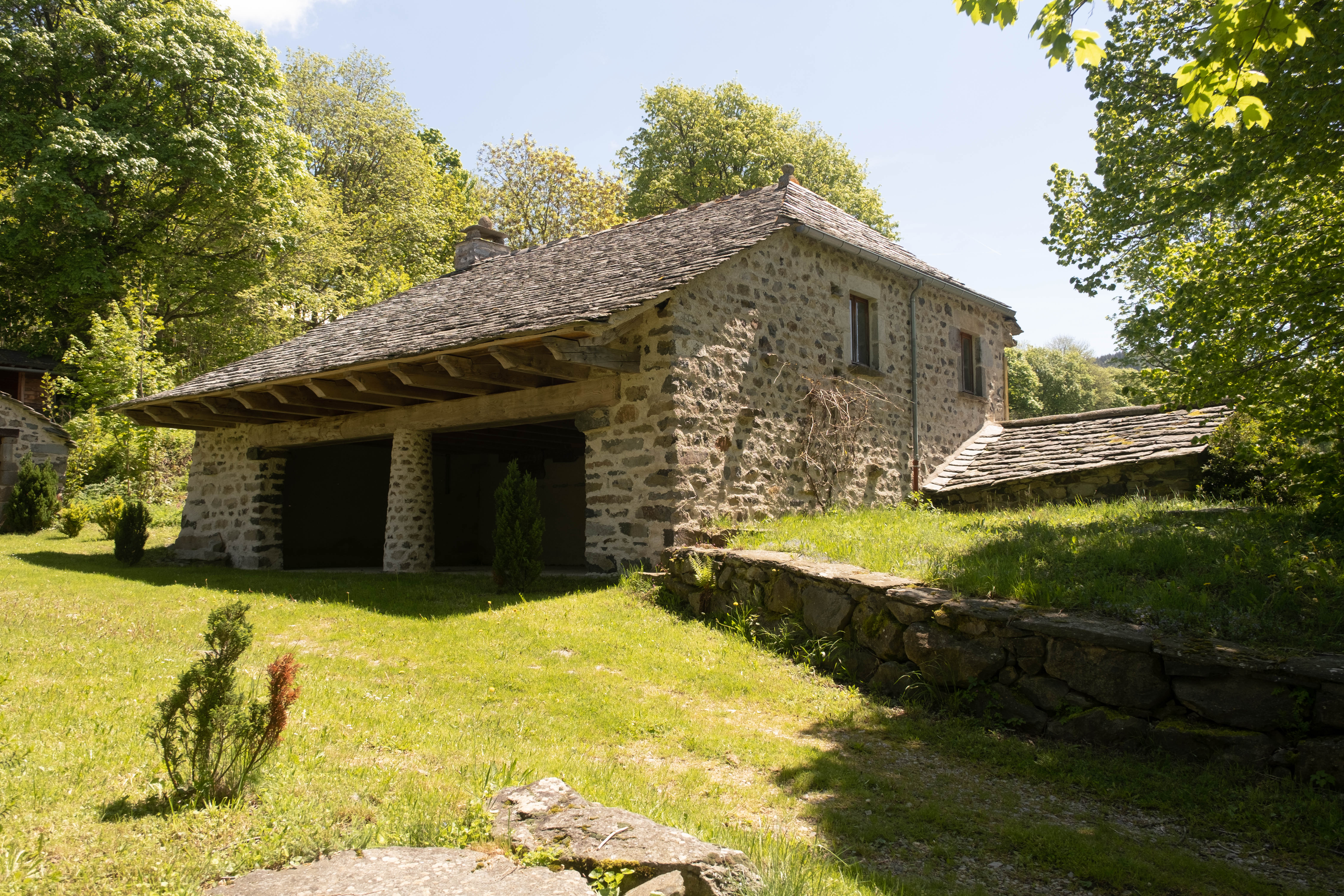 LOCATION-GÉRANCE OU BAIL COMMERCIAL 3, 6, 9

Opportunité unique : 

Située aux portes du Meygal, à 1160 mètres d'altitude, l'Auberge de Marliou est un lieu emblématique qui allie le charme d'une ferme historique du 18ème siècle à une exploitation de restauration et d'événementiel réputée et performante.
Devenue une référence pour les mariages, banquets et séminaires, cette bâtisse traditionnelle rénovée avec des matériaux nobles (lauzes, cèdre, sapin) offre un cadre bucolique et une vue imprenable, à seulement 45 minutes de Saint-Étienne et 1h30 de Lyon.

UN ÉTABLISSEMENT CLÉ EN MAIN ET PERFORMANT

Chiffre d’affaires consolidé sur les 3 dernières années : entre 550 000 € et 600 000 €.
La reprise inclut :
- Le droit au bail commercial (3, 6, 9 ans) pour l’activité de restauration, hébergement et événementiel, incluant un pas-de-porte.
- L’ensemble du mobilier et des équipements professionnels nécessaires à une exploitation immédiate.
- La Licence IV.
- La dénomination commerciale « Auberge de Marliou en Meygal » et son identité visuelle.
- Un site web moderne et fonctionnel.
- Un portefeuille de photos professionnelles valorisant les espaces.

LE LIEU : UN CADRE EXCEPTIONNEL DE PLUS D'UN HECTARE

Issue d'une rénovation d'envergure, l'auberge a été pensée pour l'accueil et la convivialité, tout en préservant son âme authentique.

1. Espace Restauration & Réception (environ 435 m²)
Plusieurs salles de restaurant au charme rustique et chaleureux (poutres apparentes, grand escalier en cèdre, bar en sycomore).
Une grande salle de réception à l'étage, idéale pour les événements (capacité totale de 306 personnes - ERP).
Une cuisine professionnelle entièrement équipée (40 m²), fonctionnelle et adossée à des réserves et locaux techniques (80 m²).
Bureau, sanitaires, monte-plat.

2. Espace Hébergement (environ 190 m²)
Un logement indépendant en rez-de-chaussée (70 m²) : séjour avec poêle, cuisinette, 2 chambres, salle d'eau.
À l'étage et combles aménagés (120 m²) : dortoirs avec salle d'eau et WC, parfaits pour l'accueil de groupes.

3. Dépendances & Extérieurs (Superficie totale : 1 ha 02 a 37 ca)
Dépendance en pierres et lauzes (90 m²) à aménager selon votre projet.
Préau couvert (65 m²) pour les cocktails et événements extérieurs.
Four à pain traditionnel en état de marche.
Vaste terrain avec forêt et retenue d'eau, offrant un cadre naturel et paisible.

UN LIEU À FORT POTENTIEL ÉVÉNEMENTIEL

L’Auberge de Marliou est une toile blanche pour votre projet. Sa configuration, sa capacité et sa notoriété permettent d'envisager de multiples axes de développement :
- Pôle de gastronomie valorisant les produits du terroir.
- Mariage de plus de 25O convives.
- Privatisation pour cérémonie privée (anniversaire, fête de famille)
- Lieu de séminaires d'entreprise au vert.
- Centre de stages (bien-être, artistique, culturel).
- Développement de l'offre d'hébergement avec l'aménagement de la dépendance.

INFORMATIONS TECHNIQUES 

Certification ERP : Validée le 12/10/2021, type N, 3ème catégorie pour un effectif de 306 personnes.
Chauffage au gaz et pellets, eau : Chaufferie bois déchiquetés - avec radiateurs à eau chaude + ventiloconvecteurs
Diagnostic de Performance Énergétique (DPE) : Réalisé le 07/07/2023.
Consommation énergétique : Classe C (Bâtiment économe).
Émissions de gaz à effet de serre : Classe B (Faibles émissions).

Vous êtes un professionnel passionné, porteur d'un projet ambitieux et prêt à écrire le nouveau chapitre de ce lieu chargé d’histoire ?

Location-Gérance ou Bail commercial 3, 6, 9 avec Pas de porte et cession actifs (mobilier, licence IV, site web de réservation et marque commerciale).
Conditions à discuter et ouvert à toutes propositions sérieuses avec des professionnels ayant des références et une expérience reconnue dans ce domaine.

Pour obtenir le dossier complet, les détails financiers et organiser une visite, veuillez contacter :
Frédéric Malinet
frederic.malinet@lim.eu