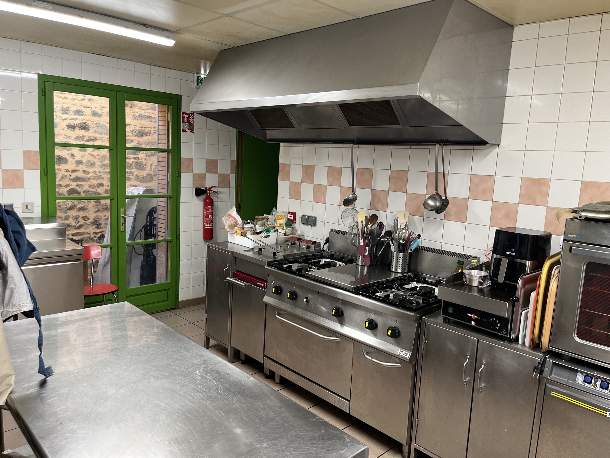 Cause départ de la région, cède fonds de commerce bar – restaurant – épicerie – dépôt de pain, situé en plein centre de Marchampt (69430), au cœur du Beaujolais.

UNE AFFAIRE OPÉRATIONNELLE, PRÊTE À EXPLOITER
Le commerce est actuellement en activité et tout est déjà en place pour travailler : espaces entièrement aménagés, mobilier, cuisine professionnelle, bar équipé, épicerie équipée et systèmes de caisse.

Le repreneur bénéficie ainsi d'un établissement déjà fonctionnel et peut poursuivre rapidement l'exploitation après réalisation des formalités de cession, sans avoir à aménager un local ou à créer l'activité de zéro.

UN ÉTABLISSEMENT DE 205 M²
Le commerce offre de beaux volumes avec :

Environ 60 places assises à l'intérieur
Une salle de restaurant indépendante d'environ 30 places
Une grande partie bar spacieuse et aménagée
Une grande terrasse couverte d'environ 20 places, donnant sur la verdure avec un cours d'eau en contrebas
Une épicerie entièrement aménagée
Une cuisine professionnelle séparée
Une chambre froide
Une grande réserve
Sanitaires
Accessibilité PMR
Climatisation réversible chaud/froid dans le bar, la salle de restauration et l'épicerie
Petit parking en face et grand parking à environ 50 mètres

L'intérieur du commerce a été entièrement repeint en mars 2026.

PLUSIEURS ACTIVITÉS RÉUNIES
Bar • Restaurant • Épicerie de proximité • Dépôt de pain • Vente à emporter
Le commerce est le seul bar et la seule épicerie de Marchampt.
Une Licence IV est mise à disposition par la commune, moyennant une redevance annuelle de 600 €.
Plusieurs services complémentaires peuvent également être développés. Des contacts et informations pourront notamment être transmis pour faciliter les démarches concernant FDJ, presse, colis, gaz…

TOUT L'ÉQUIPEMENT POUR TRAVAILLER
L'établissement est actuellement exploité et dispose de l'équipement nécessaire au fonctionnement de ses différentes activités.
Cuisine professionnelle : piano de cuisson avec four, friteuse double, hotte professionnelle, lave-vaisselle, équipements et mobilier inox, réfrigération/congélation, chambre froide…
Bar : comptoir entièrement aménagé, verrerie, mobilier et tireuse à bière fonctionnelle avec sanitation récemment refaite.
Épicerie : deux grandes vitrines réfrigérées, congélateur, cave à vin, nombreux rayonnages et mobilier de présentation.
Deux systèmes de caisse achetés neufs en avril 2026 sont compris dans la cession.
Les modalités précises concernant la reprise du reste du matériel seront communiquées aux candidats intéressés.
Un accompagnement lors de la reprise est possible afin de faciliter la transition : prise en main des systèmes de caisse, transmission des contacts utiles et fonctionnement général de l'établissement.

EMPLACEMENT & POTENTIEL
Marchampt est situé au cœur du Beaujolais et bénéficie du passage de cyclistes, randonneurs, touristes et visiteurs, en complément d'une clientèle locale régulière.
Le village accueille également plusieurs manifestations générant une fréquentation importante, notamment la Course de Côte de Marchampt, les conscrits et différents événements locaux.
Le commerce accueille également groupes et réservations.
L'épicerie et le dépôt de pain constituent par ailleurs de véritables services de proximité pour les habitants du village.

CONDITIONS
Loyer commercial : 480 € / mois + 5 € de provision mensuelle pour l'entretien de l'adoucisseur d'eau.
Bail commercial en cours depuis le 20 mars 2026.
Chiffre d'affaires communiqué sur demande aux candidats sérieux.
Possibilité d'une reprise rapide selon l'avancement des formalités de cession.

STOCK DE MARCHANDISES
Stock en sus du prix de cession, valorisé sur inventaire au moment de la reprise.

LOGEMENT POSSIBLE
Possibilité de louer séparément un logement communal entièrement rénové début 2026, situé à 200m du commerce, sous réserve de disponibilité et d'accord de la commune.
Loyer : 450 € / mois.
Un véritable plus pour un repreneur souhaitant s'installer dans la région.

PRIX DU FONDS : 18 000 € – NÉGOCIABLE
Cause de la vente : départ de la région.
Commerce actuellement en activité – reprise rapide possible.
Contact par téléphone, SMS ou messagerie.

Informations complémentaires, éléments financiers et renseignements sur la reprise disponibles pour les personnes sérieusement intéressées.