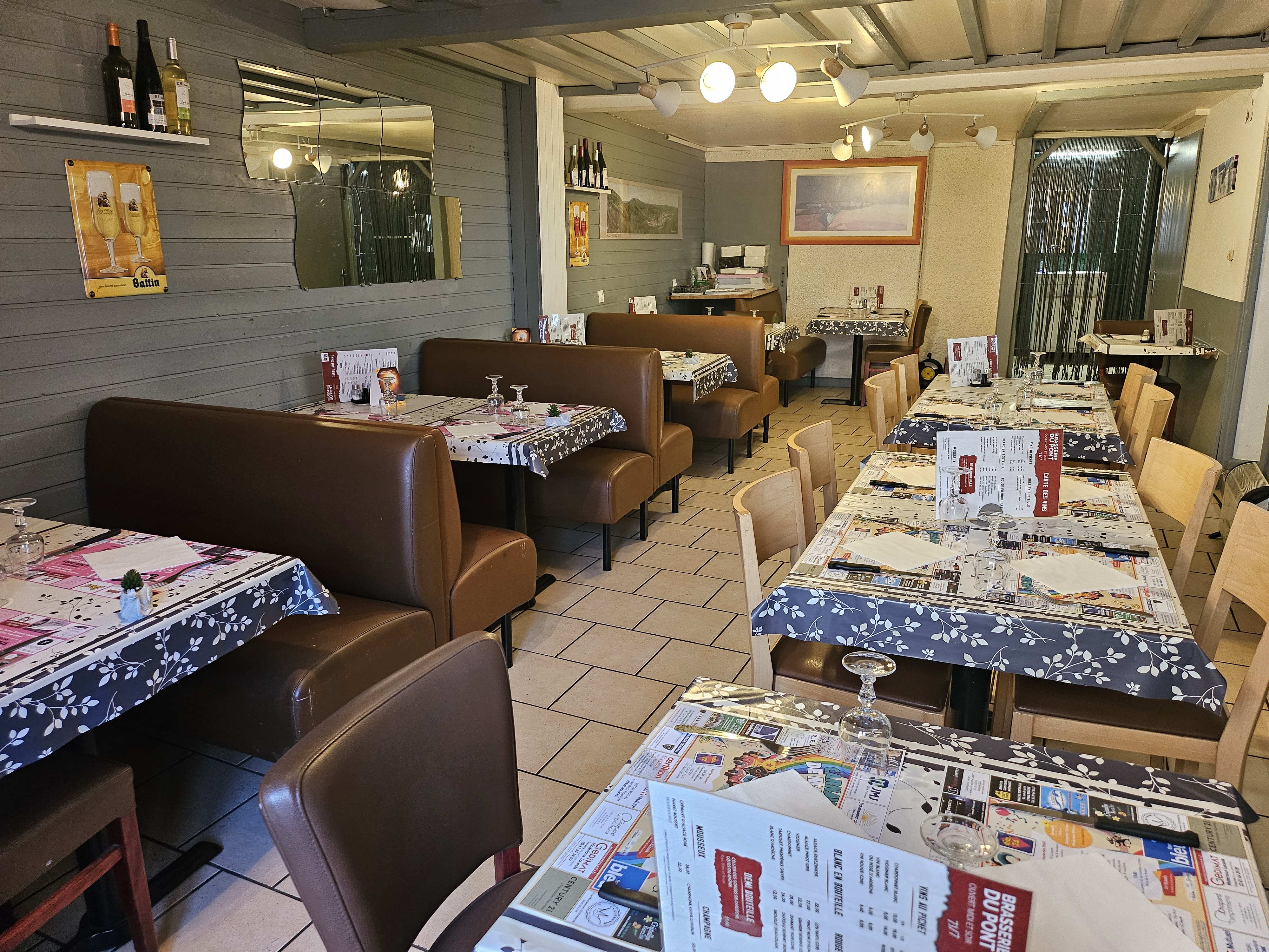 afin de partir en retraite, nous souhaitons vendre notre commerce, BAR BRASSERIE du PONT, situé à PONT DE ROIDE dans le DOUBS.

Cette établissement, idéalement situé et une institution, crée il y a plus de 150 ans.

Il possède, outre une terrasse NEUVE de 50 places assises, 40 places assises au bar et une salle de restauration de 32 places.

Le PMU nouvellement acquis depuis début 2025 complète la vente des jeux FDJ ainsi que le jeux AMIGO.
Un appartement de 200 m² situé au dessus de l'établissement permettras à un couple de travailler sans avoir à se déplacer.
L'établissement est ouvert 7/7.
La restauration, de type familiale est très apprécie et le chiffre d'affaire de l'établissement est en constante augmentation, plus de 20 % depuis le début de cette année malgré la conjoncture.
Nous souhaitons une vente rapide afin de pouvoir profiter un peu de notre retraite.
Nous sommes ouvert à vos propositions dès lors qu'elles sont sérieuses