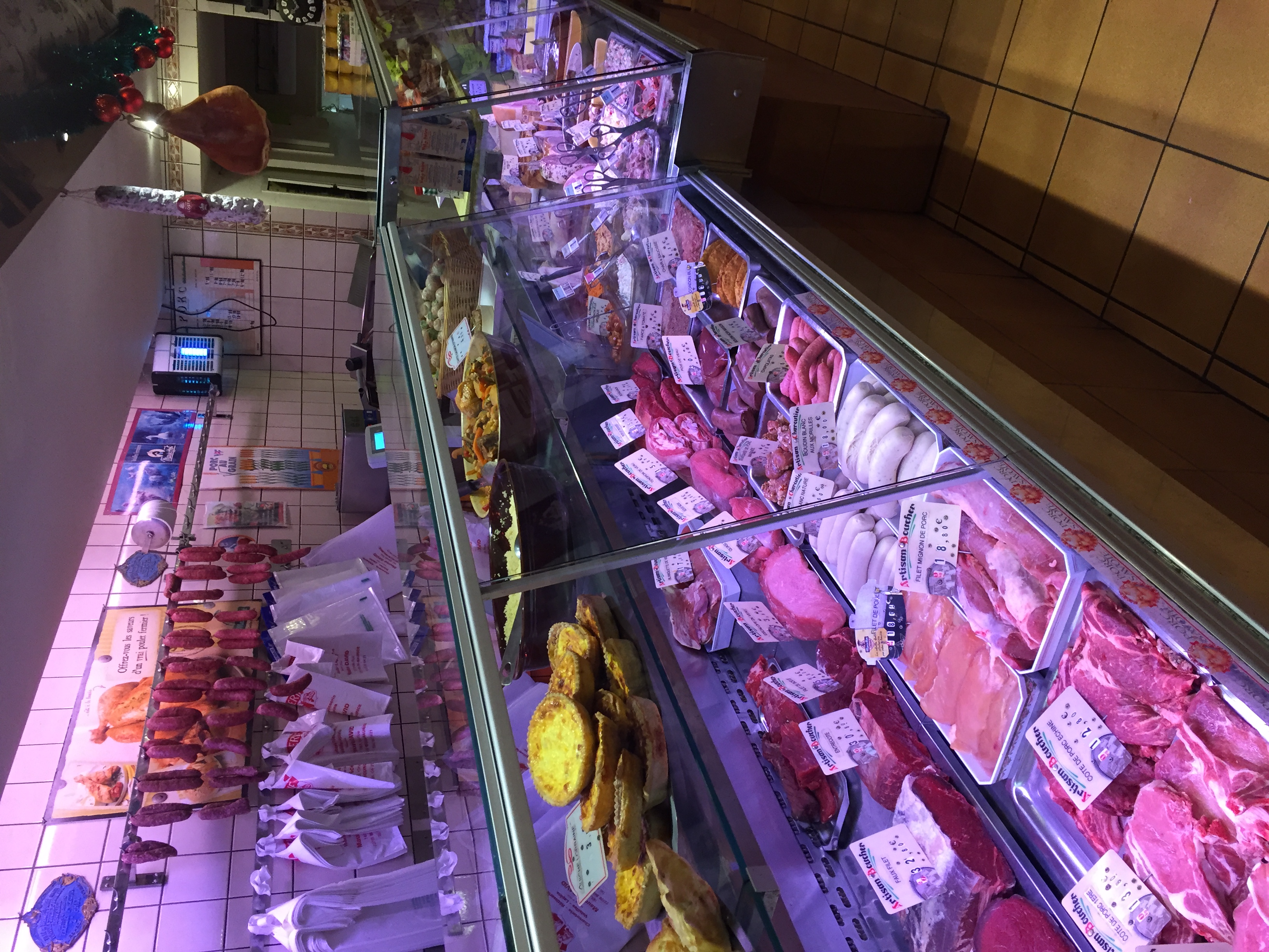VENDS CAUSE RETRAITE
Boucherie-charcuterie artisanale avec petite épicerie, à Bourg Saint Maurice les Arcs, au cœur des grandes stations de ski de Haute Tarentaise.
La boucherie est située au centre de la rue piétonne avec parking à proximité.
Elle est tenue depuis plus de 42 ans, avec une bonne clientèle fidélisée, locale et touristique
Magasin de 20 m2, avec labo viande de 20 m2 et labo charcuterie de 20 m2, 2 chambres froides, matériel fonctionnel
Possibilité d’accompagnement à la reprise si souhaité.

Chiffre d’affaire 360 000 euros, 
Prix de vente fonds de commerce 50 000 euros
Location des murs 1 000 euros TTC

N’hésitez pas à nous contacter.

Contact : 06 08 74 94 72      ou    boucherie.david@orange.fr