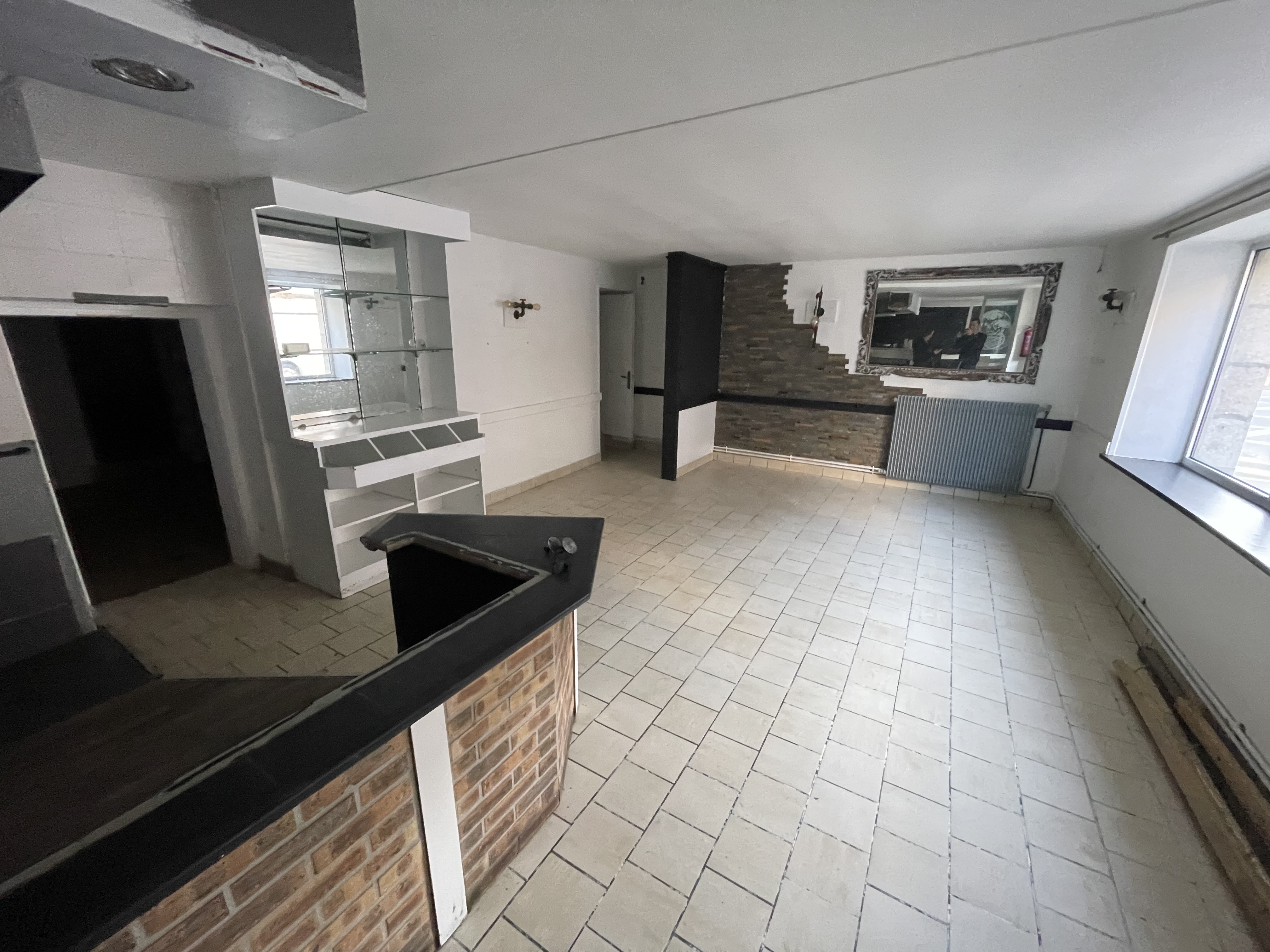 À saisir 
Local commercial bel emplacement 
Idéal Pour restauration 
Restaurant crêperie pizzeria grill
Possibilité tout autre activité (prévoir travaux si le cas)
Actuellement vide
Pas de pas de porte à acheter 
Pas de licence 4
Façade ensoleillée 
Dégagement devant garantissant la visibilité 
loyer 850€ 
Sanitaire 
Situé dans la rue principale 
Quartier en plein développement à 200m
Proche poste, lycées, église, cinéma, boulangerie 
Libre d’occupation