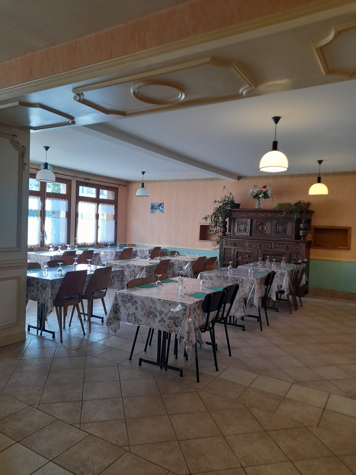 Opportunité rare – Hôtel / Bar / Restaurant au cœur du Val de Loire

Offrez-vous un véritable projet de vie dans un cadre bucolique et touristique prisé. Niché dans un village verdoyant du Val de Loire, dans la région chère à George Sand, cet établissement bénéficie d’un emplacement stratégique, à proximité immédiate du ZooParc de Beauval, du Château de Talleyrand et situé sur l'axe touristique majeur des châteaux de la Loire.

Un outil de travail clé en main + un fort potentiel de développement

D’une surface d’environ 393 m², cet ensemble complet et fonctionnel permet une exploitation immédiate, tout en offrant de nombreuses possibilités d’évolution.

Rez-de-chaussée :
Espace bar/café convivial avec coin salon
Salle de restaurant lumineuse (60 couverts assis / jusqu’à 150 en évènementiel)
Cuisine professionnelle équipée
Lingerie, réserve, 2 WC
Logement privé avec 3 chambres et 1 WC, offrant un confort de vie immédiat aux exploitants
Cour intérieure


À l’étage :
5 chambres prêtes à l’exploitation
Salle d’eau et WC

Un potentiel exceptionnel à exploiter :
Combles aménageables permettant la création d’environ 8 chambres supplémentaires → idéal pour développer une activité hôtelière ou touristique
2 caves + 2 garages

Des atouts techniques rassurants :
Tout-à-l’égout
Chauffage au fioul (2 chaudières)
Conformité aux normes de sécurité (incendie, gaz, électricité)

Pourquoi ce bien est une vraie opportunité ?
Emplacement touristique recherché
Établissement déjà en activité → reprise facilitée
Fort potentiel de chiffre d’affaires après développement
Idéal pour un couple ou un investisseur souhaitant allier cadre de vie et activité professionnelle

Prix attractif (murs + fonds) : 198 500 €