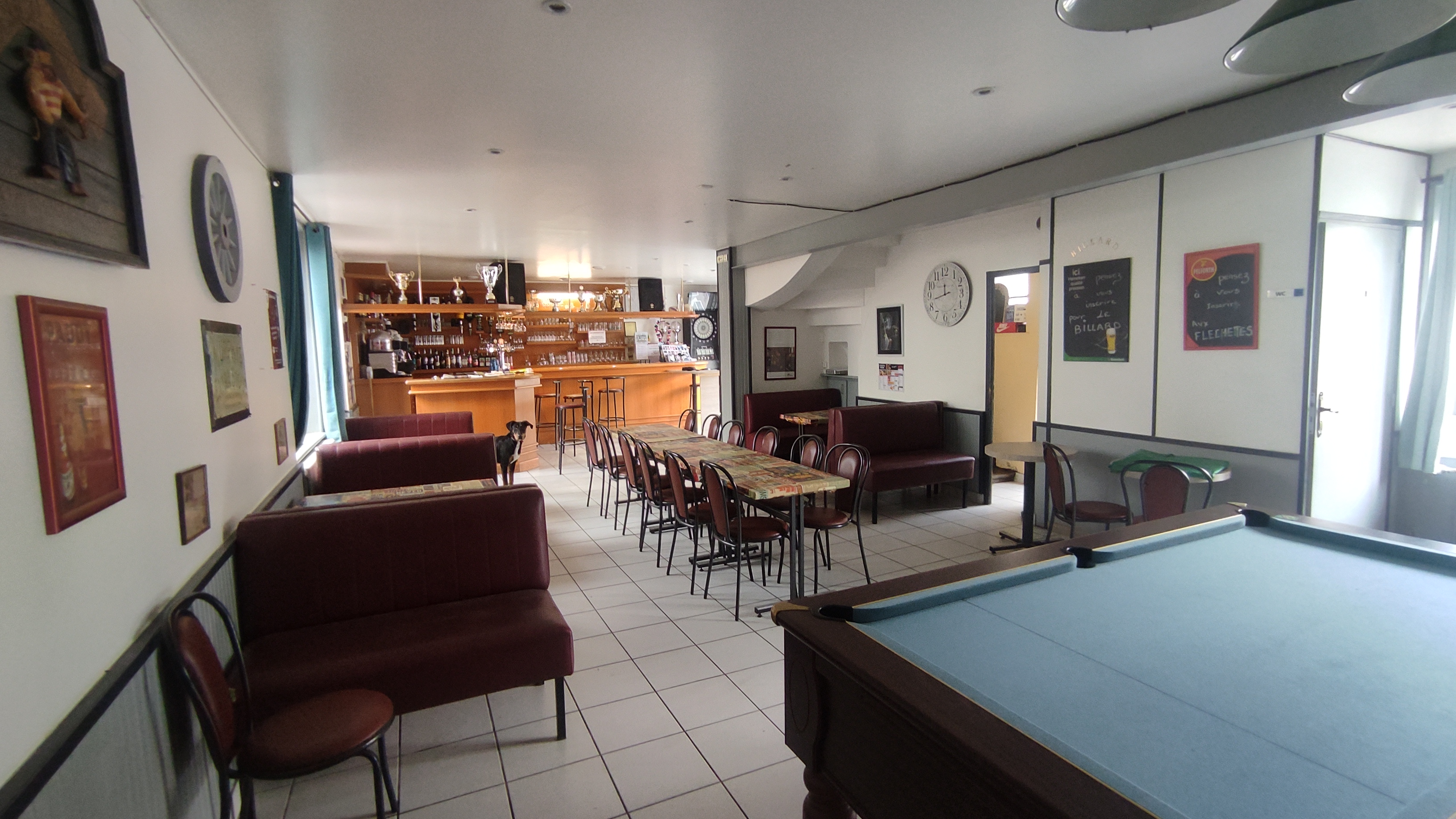 Bar, fonds de commerce 2 pièces 110 m² Saint-Brieuc
Cause santé, le prix est négociable si sérieux et motivé 
A une vingtaine de km de Saint-Brieuc dans une ville dynamique, cette affaire est idéale pour un couple. Ouverture de 10h à 14h et 17h a 1h fermé le lundi. Fermé 15 jours en Aout.
  Avec une population de plus de 4000 habitants proche de la place principale, ce bar d'environ 110 m² avec sa terrasse couverte cherche un repreneur sérieux
  Possibilité de développer avec jeux de grattage et dépôt de tabac. 
  Bon CA 90000 € HT 2022/2023
  Une activité de pizzeria, restauration rapide serait un plus... 
  Le collège se trouve à 200 m
  Matériel récent en bon état
  Pas de contrat brasseur  
  Logement avec accès indépendant de 3 chambres (le loyer actuel 400 euros pour le tout)
  possibilité d'acheter les murs 
  Nécessaire disposer d'un apport  
  Mandat n° 7173 LB    
  Ce bien vous est présenté par votre agent commercial arthurimmo.com RSAC 411 113 774

Surface : 110 m²
Non soumis au DPE
Prix du bien : 67500 €
Prix du bien hors honoraires : 60000 €
Honoraires TTC : 12.50 % soit 7500 €
Honoraires à la charge de l'acquéreur

Consommation énergie primaire : Non communiquée.
Consommation énergie finale : Non communiquée.
