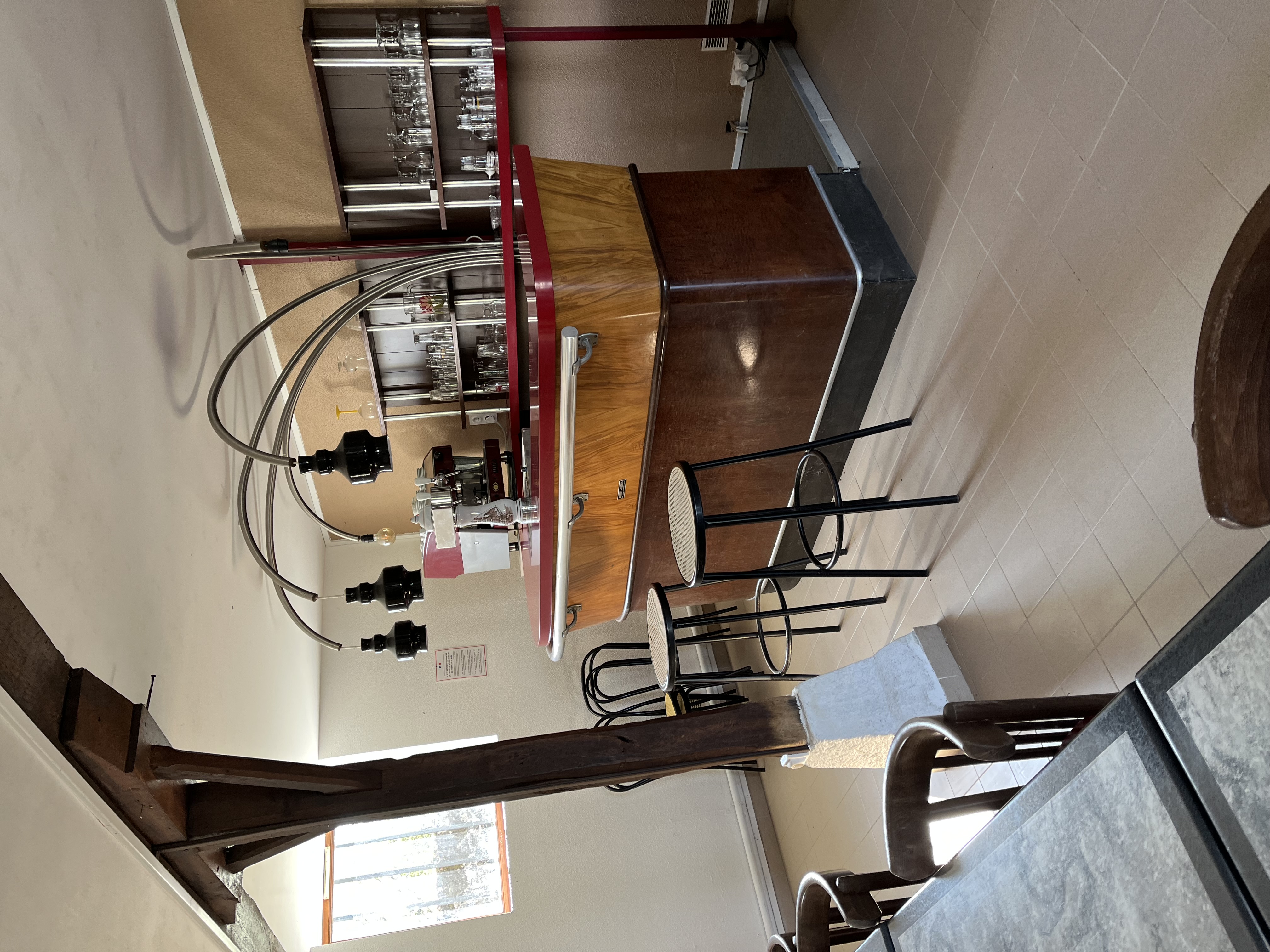 La marie de Saint Agnant près Crocq recherche son futur restaurateur/ future restauratrice.

Vous avez de l'expérience en restauration, l'envie d'entreprendre, et surtout de faire revivre un lieu au cours du village?

La mairie recherche une personne motivée pour reprendre et relancer l'activité du restaurant.
Ce village à taille humaine (300 habitants) bénéficie d’un cadre naturel de qualité, propice aux activités de plein air et à une vie quotidienne au calme. Entre nature, simplicité et qualité de vie, Saint Agnant près Crocq offre un environnement favorable pour s'épanouir.

Qu'est ce qu'on peut vous offrir?
- un local équipé mis à disposition (piano de cuisine, chambre froide professionnelle)
- Bar convivial + salle de restauration
- Logement indépendant sur place à l'étage de 70 m2 en duplex, F3
- Conditions très attractives

Une vraie opportunité pour un projet de vie et de dynamiser le village.

Au delà d'un simple restaurant, il s'agit de redonner vie à un lieu essentiel pour les habitants, les visiteurs et l'activité locale.

Nous recherchons une personne engagée, sérieuse, avec une expérience dans la restauration, capable de s'investir dans un projet porteur de sens.