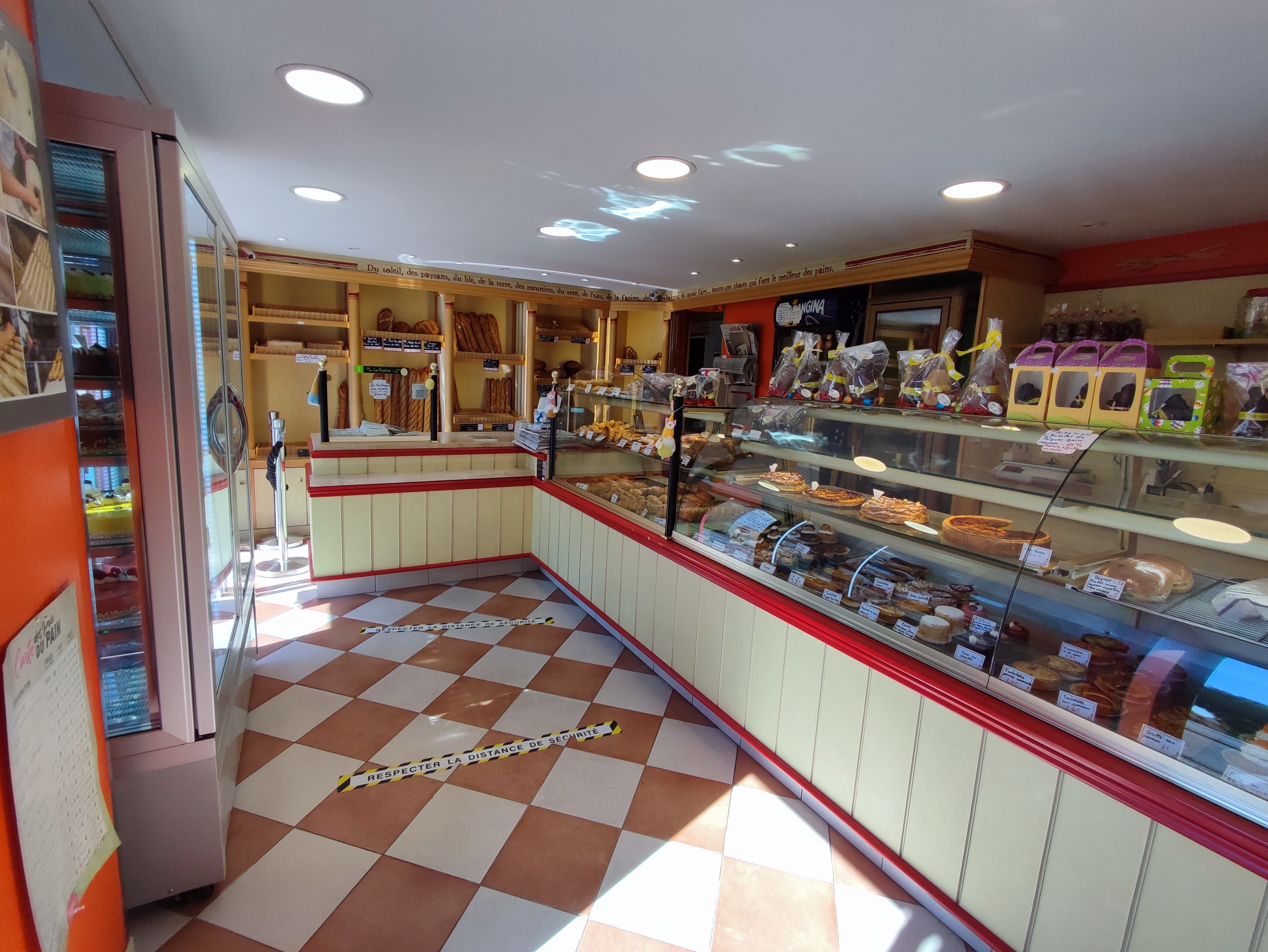 Belle opportunité commerciale et rentabilité assuré ! Tout près du  coeur de ville de Blainville-sur-Orne,  à 10 minutes des plages et en moins de 10 mns de Caen.ce commerce de 130 m² avec une agréable surface commerciale d'environ 25 M2 et sa climatisation réversible et vitrine réfrigérée pour être serein sur les conservations-
Un atelier de plus de 100 M2. Parfait pour votre future activité, Four 2023, 6 chambres négatives  récentes,  le prix est à 179990€ frais d'agence inclus charges acquéreurs.
Loyer mensuel 1599 euros Ht  qui globalise  l'appartement en plus accès direct à la boulangerie . Cette partie habitable mesure environ 130 M2. Beaux espaces et jardinet, photos sur demande de ces pièces à vivre. Grand parking face à la Boulangerie.
Au total entre l'habitable et le professionnel, vous posséderez 260 M2, de quoi accueillir votre famille.
Bilans comptables, chiffres et toutes informations sur demande.
Une demande d'un accord de principe de votre organisme bancaire vous sera demandé pour toutes visites.