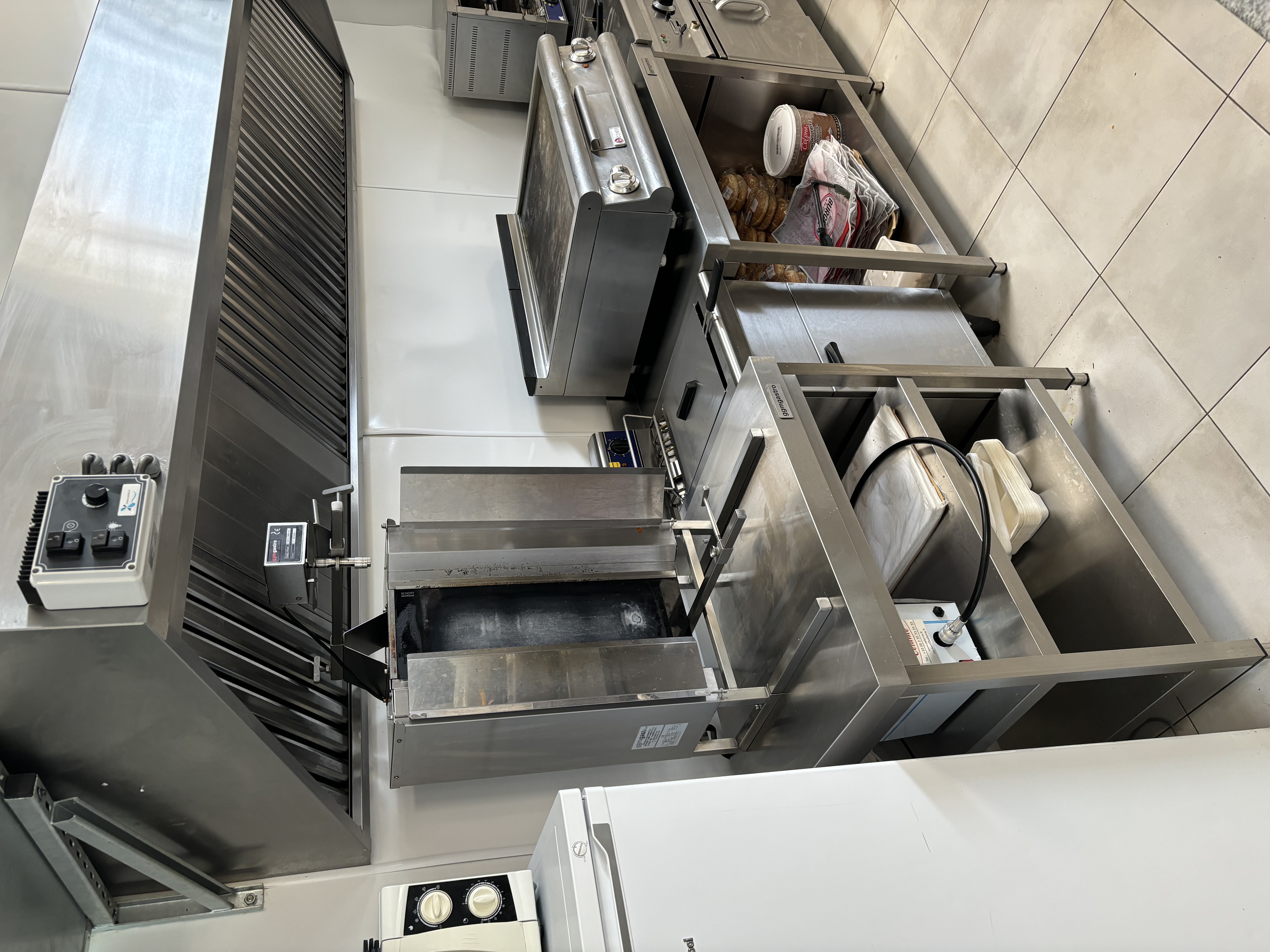 Vend fond de commerce de 185 m2 
Avec licence 3 
Actuellement exploité en pizzeria-kebab- Burger 
Loyer de 600 euros avec foncier de 1700 euros 
Cuisine très bien équipée ( novembre 2022) 
Grande chambre froide, friteuse en triphasé, double four à pizza triphasé, broche kebab gaz, éplucheuse à légumes, bière pression ….) 
Vestiaire et parti plonge. 
Salle de 50 couverts équipé de grand écran, possibilité de développer le sur place (90% du chiffres d’affaires en vente à emporter) 
Wc normes handicapés 
Porte d’entrée automatique 

Plus d’info par téléphone.