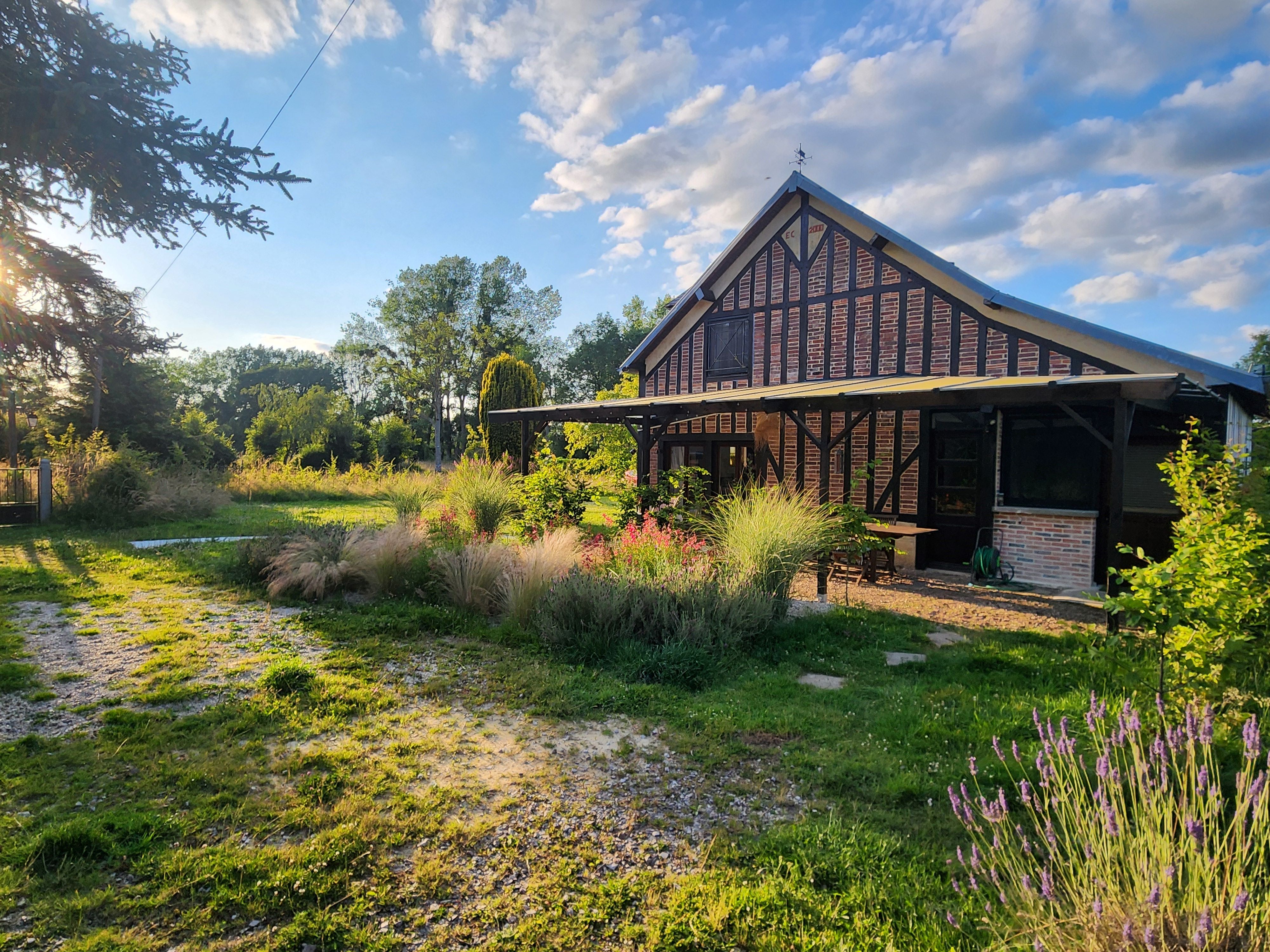 A Neuville-sur-Touques, dans l’Orne, je vous propose une magnifique Villa et ses dépendances, située au bout d’une impasse, avec pour seuls voisins les pâturages et bois alentours, calme garanti !
Sur un terrain de 3600 m², entièrement clôturé et doté d’un grand parking (capacité 10 voitures et/ou camping-cars et caravanes), la maison principale, d’environ 110 m² se compose de 2 étages avec 3 chambres, 1 salle de bain, 1 salon (cheminée avec insert)/salle à manger et buanderie ; la façade a été entièrement rénovée en 2024, le système électrique refait en 2022, la plomberie chauffage rénovée en 2024. Sur le même terrain, 1 gîte de 90 m², entièrement rénové en 2022, actuellement loué en chambres d’hôtes (petite clientèle grandissante, bien référencé et noté 8.5/10 sur Booking ; animaux acceptés) est composé de 2 chambres doubles (dont 1 est équipée aux normes PMR, au rez-de-chaussée), 1 chambre triple, chacune avec sa salle d’eau (douche) et WC privative et un espace commun salon/cuisine où les hôtes peuvent cuisiner et se restaurer. Le gîte est vendu entièrement meublé, le futur acquéreur pourra ainsi continuer à le louer dès son arrivée, sans frais supplémentaire, s'il le souhaite. La maison principale est également vendue meublée (électro-ménager de 2022), y inclus 1 tracteur tondeuse de jardin, plusieurs stères de bois de chauffage, petit matériel de jardin, etc.  Un troisième bâtiment se trouve sur le terrain, 18 m² x 2 étages ; actuellement utilisé comme garage pour le tracteur, ce bâtiment peut également être rénové et transformé en habitation ou chambres d’hôtes.
En plus de l’activité chambres d’hôtes, j’exerce également l’activité de Pension Canine Familiale dans la maison principale ; le terrain a été entièrement clôturé pour la sécurité des chiens en pension. Possibilité de reprendre la clientèle existante, fidèle et très attachée aux lieux et par ailleurs beaucoup de demandes de garde, donc une clientèle qui peut très vite progresser car très peu de concurrence alentours.
Chauffage gaz en citerne (environ 1500 à 2000 €/an pour les 2 habitations) ; fosse septique ; taxes foncières 1200€.