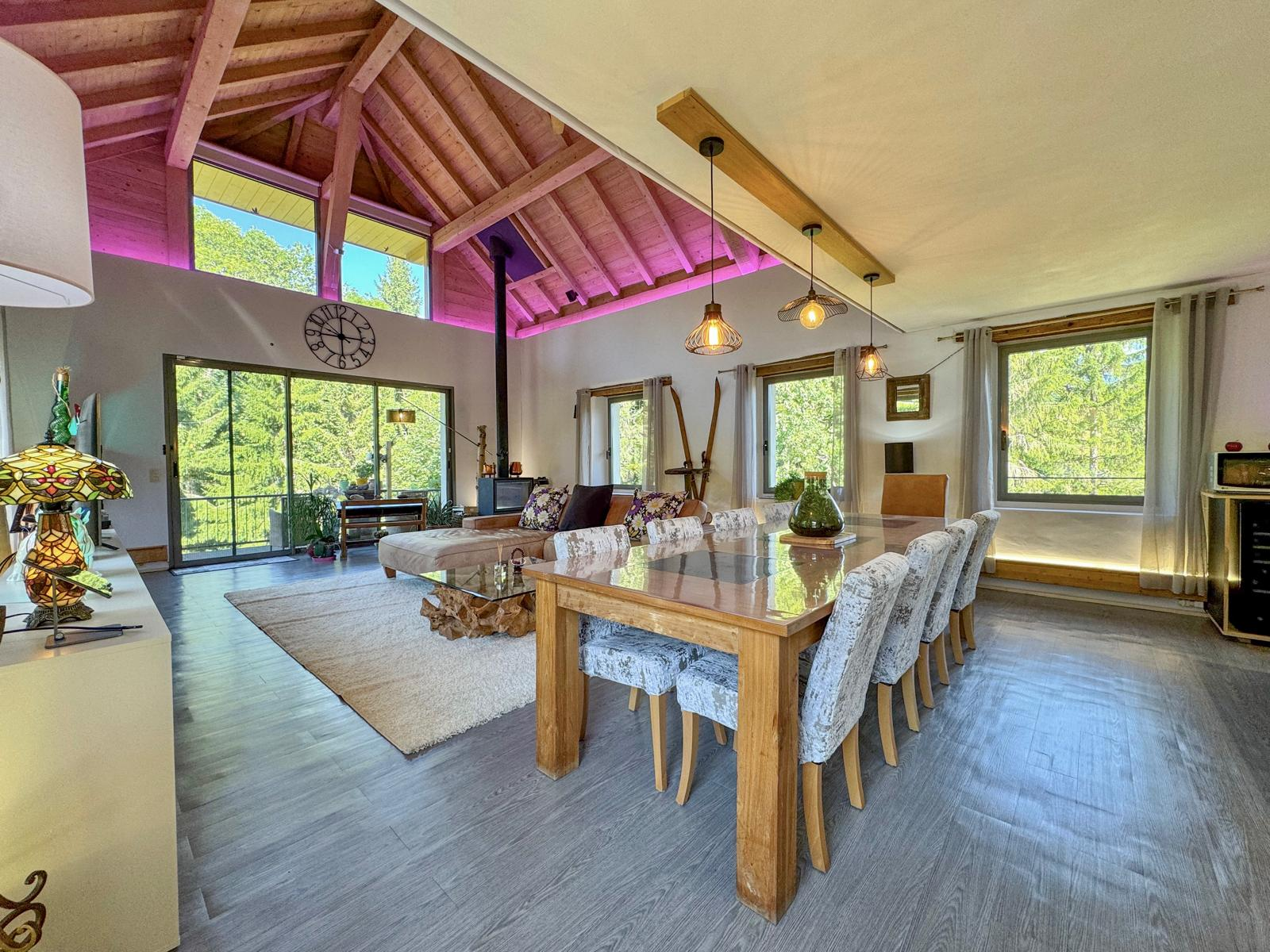 Niché au cœur du hameau de Nant-Cruy à 1000m d'altitude et à moins de 10min de Megève-Combloux, Le Moulin des Olirics  cherche son repreneur.

Nous accueillons nos clients depuis Décembre 2018 dans 2 appartements en gîte :
-L’appartement ARAVIS à la décoration savoyarde : d’une capacité maximale de 10 personnes et d’une surface de 175m2
-L’appartement JORASSE à la décoration moderne : d’une capacité maximale de 4 personnes et d’une surface de 60m2  
-Au dernier étage du moulin se trouve l'appartement des propriétaires.

Le Moulin est bâtie sur un terrain de 4500m2 traversé par le torrent de Jorasse et est vendu avec son jacuzzi extérieur, sa cuisine d'été. Un abri voiture couvert pour 2 véhicules ainsi qu'un parking pour 9 véhicules et un grand atelier-stockage-réserve complètent le Moulin. Le CA d'affaire, en constante augmentation d'année en année ne demande qu'à être davantage développé en diversifiant les activités proposées.

Les amoureux de la nature, le Moulin est fait pour vous.