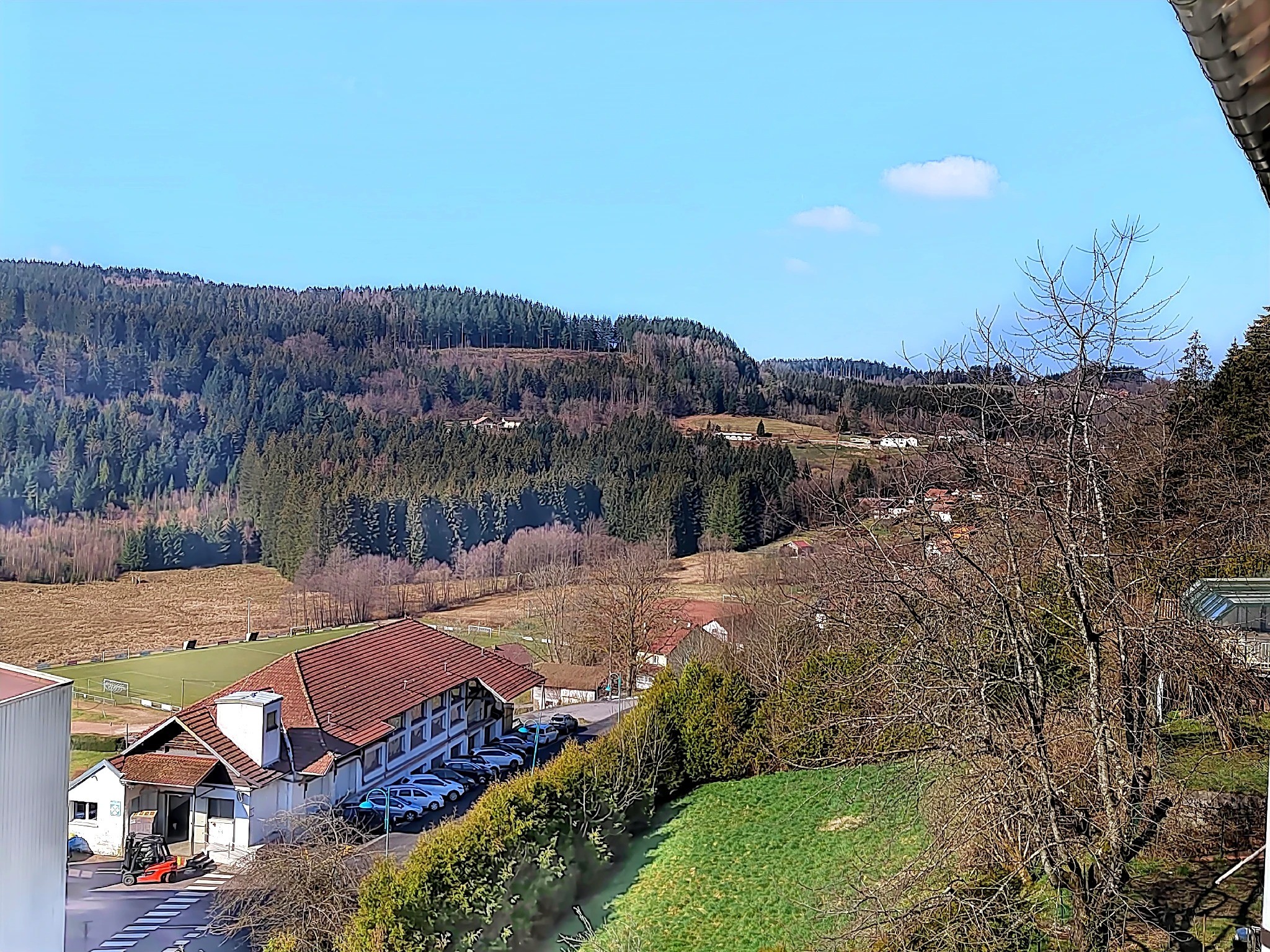 PROCHE DE GERARDMER Fonds de commerce de Bar, Restaurant situé au cœur du village du Tholy.

Salle de 28 couverts, modulable, Bar de 14 places, cuisine, réserve, etc...

Une terrasse de 24 places avec vue panoramique sur la vallée.
Parking gratuit en face du commerce.
Logement de 3 pièces attenant, vous permettant de profiter pleinement de la vie du village.

Commerces et services à proximité : Bureau de poste, école maternelle, primaire et collège facilitent la vie quotidienne.

Potentiel de développement : Population de 1536 habitants, clientèle de passage et villégiature ( locations saisonnières ), cascades de TENDON toutes proches.

URGENT vendu cause maladie. Prix négociable.