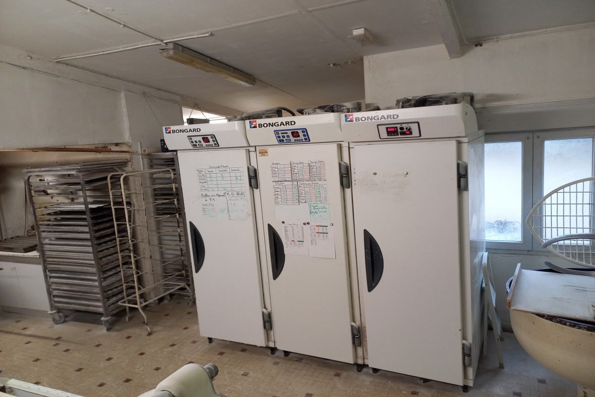 A vendre fond de commerce boulangerie pâtisserie dans une superbe bâtisse en pierre en plein c?ur de Noyal un jolie village de 1000 habitants environs avec des projets de construction en cours ainsi que l'arrivée prochaine de la fibre. Fournil et magasin 136 m² et un logement de 73 m² environs compris dans le bail avec possibilité de sous location. Matériel en bon état, quelques travaux de rafraichissement à prévoir. Il y a également un véhicule de fonction qui restera à la vente.

Prix de vente honoraires d'agence inclus :
110 000 ? HT + 2 200 ? (TVA), soit 112 200 ? TTC

Prix de vente hors honoraires d'agence :
99 000 ? HT + 0 ? (TVA 0 %), soit 99 000 ? TTC

Honoraires d'agence :
11 000 ? HT + 2 200 ? (TVA 20 %), soit 13 200 ? TTC, à la charge de l'acquereur

Contactez votre conseiller SAFTI : Christelle CHANAL-HUGON, Tél. : 07 70 25 72 95, E-mail : christelle.chanal-hugon@safti.fr - Agent commercial immatriculé au RSAC de SAINT-MALO sous le numéro 903 440 097
Lien vers safti.fr : https://www.safti.fr/annonce/692193