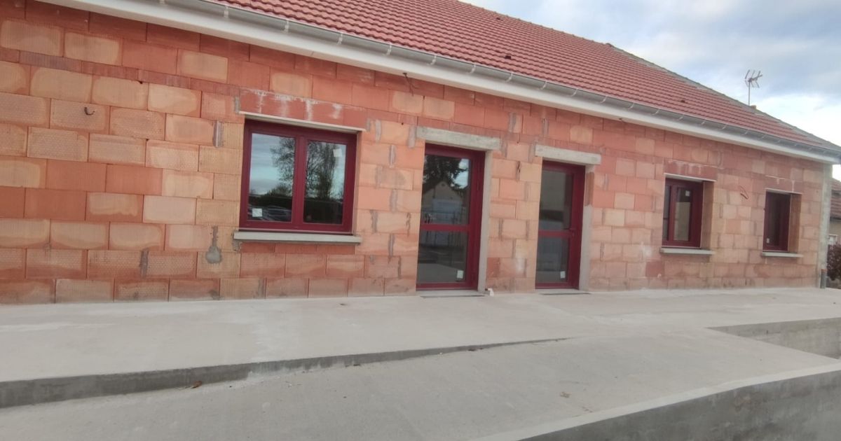 Commune de Lusigny : 
Recherche Gérant /gérante pour un bar restaurant communal, licence IV mise à disposition, locaux en cours de construction, disponible à partir de juin 2026.

Environnement : Commune de 1700 habitants avec axe de circulation important D779 Bourbon Lancy /Moulins – A79 (RCEA) à proximité du PAL.
Commune dynamique avec 2 écoles, accueil de loisir , commerces (boulangerie, boucherie, supermarché…), professionnels de santé, pharmacie. 
Tissus associatifs important.
Zone industrielle à proximité immédiate.
Zone Logistique en voie de développement (Logiparc 03) situé à 5 km 

Bâtiment : Superficie total de 148 m2 
Salle de restaurant 50 M2
Bar 30 M2
Cuisine 28 m²
Terrasse extérieure
Parking face au commerce
Possibilités 40 couverts avec cuisine équipée.
Mobilier à disposition.
LOYER mensuel 780 Euros prêt à exploiter. (Eau et électricité à la charge de l’exploitant)

Candidature à déposer dès maintenant en mairie avant le 15 Mai 2026.
Si vous êtes intéressé(e), faites-vous connaître au 04.70.42.42.00 ou par mail : mairie@lusigny.fr