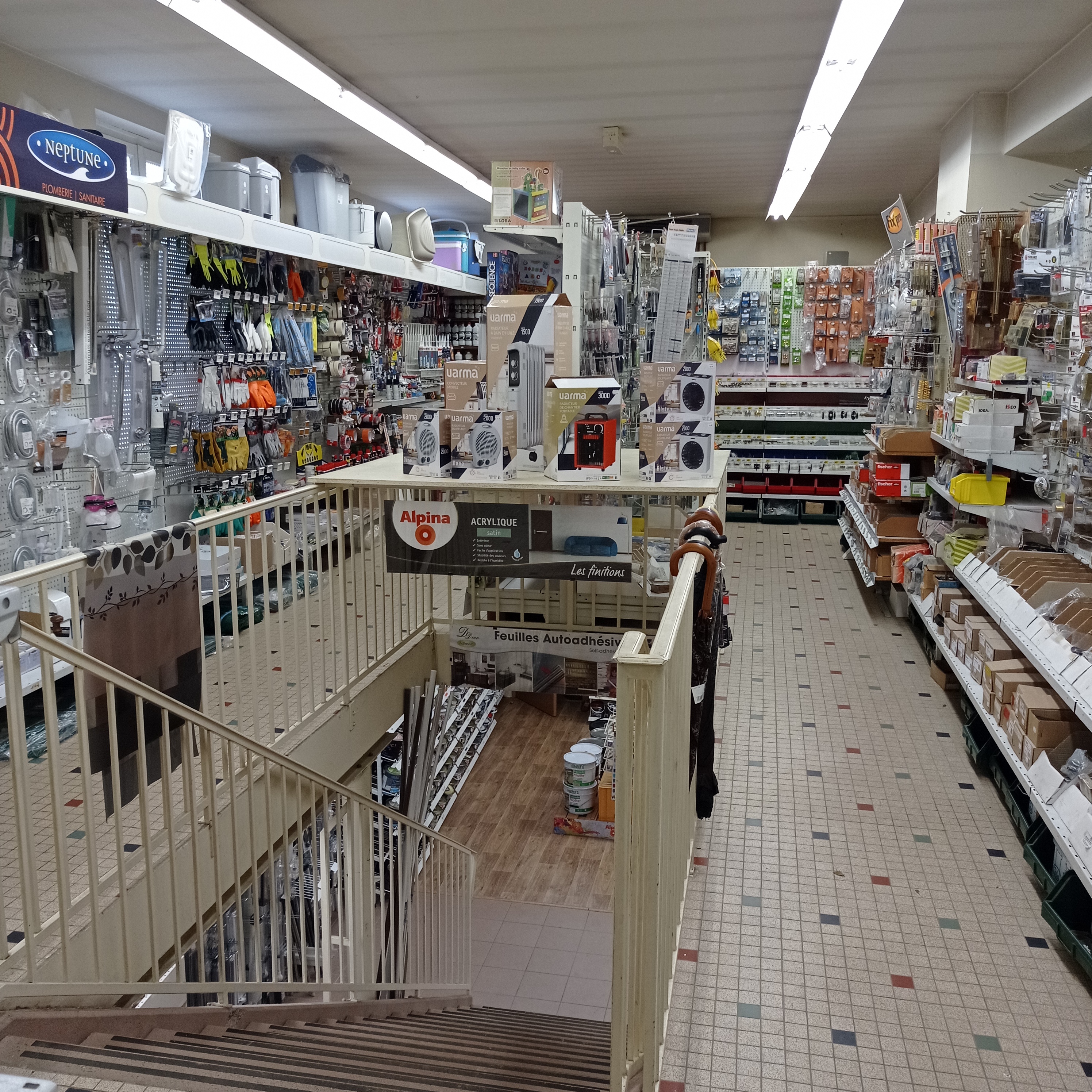 Vous rêvez d’une vie bucolique rythmée par le cadre rassurant d’un petit village pittoresque et où la quincaillerie est ce lieu incontournable où chacun se retrouve pour vivre un moment d’échange précieux, tout en vous épanouissant dans un projet professionnel florissant alors, c’est ici !

FONDS DE COMMERCE À VENDRE quincaillerie, plomberie, électricité, droguerie, sanitaire, articles funéraires, ménage, serrurerie, peinture, gaz, jouets, petit et gros électroménager ( …)

Surface de vente de 300 m2 environ sur deux niveaux + 250 m2 environ de réserve. 
Possibilité de logements à l’étage (À rénover). 

ENTREPRISE FAMILIALE jouissant d’une TRÈS BONNE RÉPUTATION, implantée depuis 70 ANS dans un joli village médiéval situé dans le Sud-Ouest, sur le causse du Quercy reliant le Tarn & Garonne à L’Aveyron, aux portes du Lot et du Tarn.

Forte d’une CLIENTÈLE FIDÈLE ET TOURISTIQUE avec une CONCURRENCE ÉLOIGNÉE. 

Un ENVIRONNEMENT EXCEPTIONNEL, une qualité de VIE SAINE ET SEREINE où il fait bon vivre. 

Un commerce qui, au-delà des services proposés et pérennes, offre un POTENTIEL DE DÉVELOPPEMENT en raison d’une clientèle variée, croissante et en demande de services supplémentaires.

LES INFOS ESSENTIELLES

•Type de vente : Fonds de commerce
•Surface de vente : 300 m2 environ
•Surface des réserves : 250m2 environ
•Type de commerce : Quincaillerie, plomberie, électricité, droguerie, sanitaire, articles funéraires, ménage, serrurerie, peinture, gaz, jouets, petit et gros électroménager, etc…
•Date de création : Dans les années 50 (Entreprise familiale sur trois générations)
•CA ANNUEL 300 000 euros. 
•INCLUS dans le prix de vente STOCK + RENAULT TRAFIC DE 2021
•Comptabilité saine et assurée par le cabinet comptable et juridique de renommée, ALIZÉ 360 à Montauban (82) depuis plus de 40 ans
•Normes PMR 
•Caisse enregistreuse avec logiciel de caisse certifié NF525 de 2018 (facturation et encaissement)
•Possibilité d’acquérir le bâtiment d’une surface de 1100 m2 environ et d’y réaliser des logements pour un investissement locatif par exemple ou en résidence principale. 

LES POINTS D’INTÉRÊTS

•À 10 minutes de l’Aveyron,
•À 15 minutes du Lot,
•À 20 minutes du Tarn,
•À 45 minutes de Montauban ( 82),
•À 45 minutes de Cahors ( 46),
•À 30 minutes de Villefranche de Rouergue ( 12),
•À 1 heure d’Albi ( 81),
•À 25 minutes de Caussade (82),
•À 1h15 de Toulouse.
•Sites et région touristiques, Camps militaires, Fablab, Tiers lieu, Centres de secours, Centres de loisir, Crèche, Nombreuses associations .. 
•Services publics spécifiques , Mairies des nombreuses petites villes et bourgs ruraux avoisinants, maisons de retraite, cuisine centrale, écoles, collège, maison du patrimoine, etc…
•La communauté de communes de Quercy Rouergue de l’Aveyron (17 villages), la zone d’activité intercommunale (Caylus /Saint-Antonin-Noble-Val),
•Le Pays Midi-Quercy (49 communes réunies au sein de 3 communautés de Communes),
•Forte dynamique « post-covid » relative au regain d’intérêt des populations pour les petites villes traduit par une reprise élevée des mutations immobilières en coeur de Bourg et une relance des activités commerciales, associatives et festives. 
•Le service Politique d’accueil et Développement économique du territoire est très actif notamment sur l’accompagnement des porteurs de projet (Lauréat au programme « Petites villes de demain » lancé par l’État). Plusieurs aides aux entreprises sont possibles.