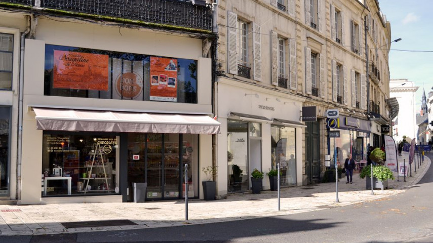 A reprendre à Nevers – Fonds de commerce boutique gourmande au cœur de la ville

Prêt(e) à croquer une nouvelle vie professionnelle ?

Nous vous proposons de reprendre un fonds de commerce emblématique en centre-ville de Nevers (Bourgogne), idéalement situé en emplacement n°1, à proximité immédiate des flux piétons et commerçants.

Créé il y a bientôt 70 ans, entièrement rénové en 2019, le magasin Le Temps des Douceurs / Bonbons Service est une adresse incontournable, à la fois concept-store, confiserie, chocolaterie et boutique de spécialités locales.

Activités principales :

    Vente en vrac de confiseries et bonbons traditionnels
    Large gamme de chocolats, thés et cafés (produits protégés et exclusivités en progression constante)
    Spécialités locales de Nevers et de Bourgogne
    Glaces artisanales (été) – italiennes et boules traditionnelles

Le tout dans un univers chaleureux, très apprécié de la clientèle locale comme touristique. Une marque déposée renforce l’identité unique du lieu.

Atouts de l'affaire :

    Aucun investissement à prévoir : magasin rénové, machines récentes (parc renouvelé en 2021)
    Forte notoriété : commerce de référence, très bien noté sur Google et les réseaux
    Label Préférence Commerce et Commerçant Éco-Responsable
    Recommandé dans le guide Petit Futé
    Site e-commerce actif avec potentiel de développement
    Grande réserve en sous-sol + galerie à l’étage
    Fermeture 2 jours/semaine + 2 x 2 semaines de congés annuels
    Loyer : 1 575 €

Ce que nous vous proposons :

    Prix du fonds : 150 000 € – à discuter Nous sommes ouverts à la négociation et à l'étude de tout projet sérieux.
    Possibilité d’acheter les murs : une belle opportunité patrimoniale.
    Accompagnement au repreneur : transmission en douceur assurée.

Chiffre d’affaires en progression constante, boutique exploitable immédiatement, avec un potentiel de développement réel (horaires, e-commerce, animations, offres complémentaires...).