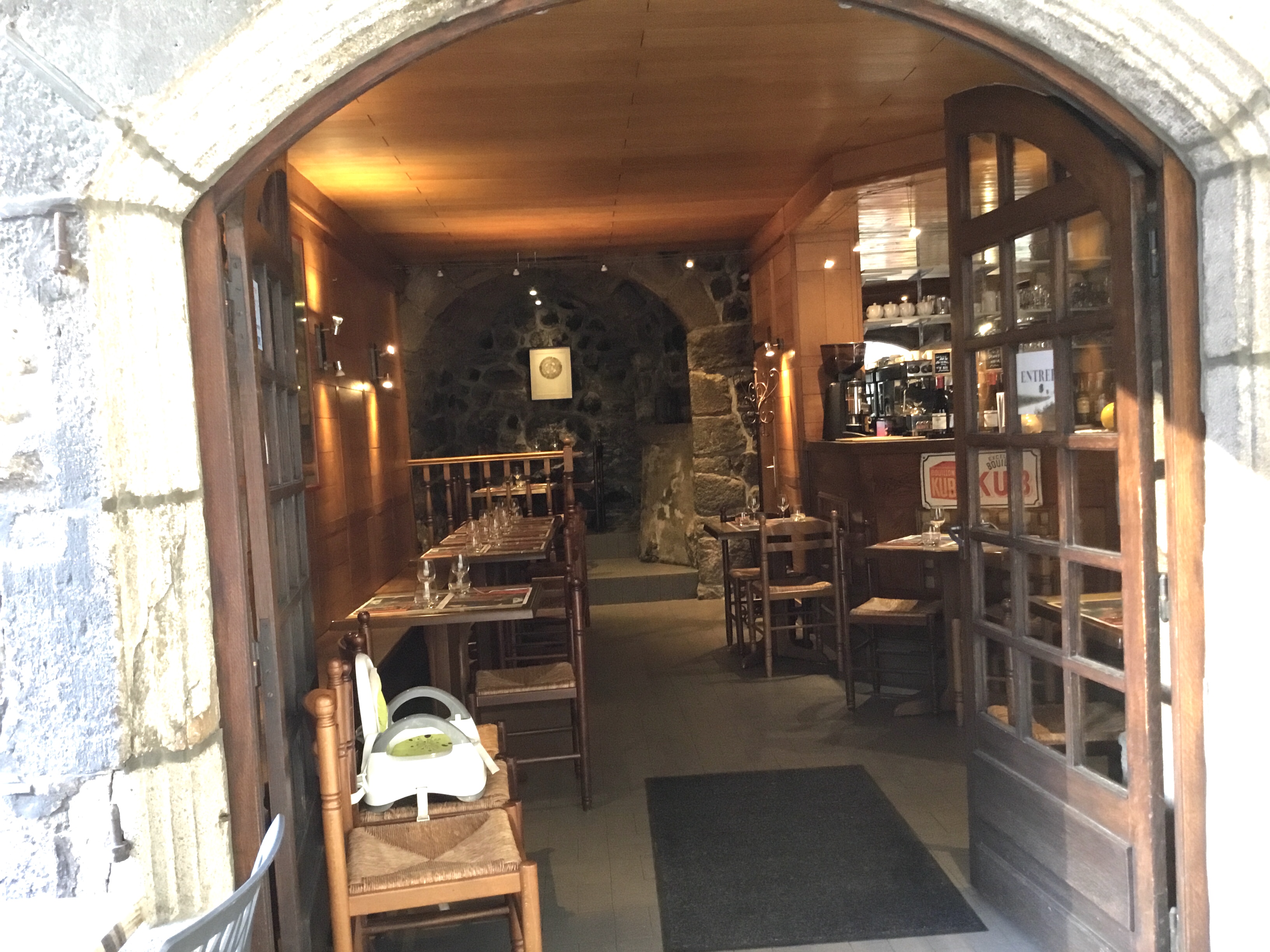 Fond de commerce crêperie restaurant (ou toute autre possibilité),situé dans un village très touristique "village de caractère" doté de nombreux commerces et services,écoles hôpital. Très bonne qualité de vie.
Proche station de ski du Lioran.
Ouvert à l'année avec 6 semaines de congés.Fermé dimanche et lundi.
Licence 4. Loyer 600 euros.
26 places à l’intérieur ainsi que 2 terrasses de 18 et 12 places.
Vente pour cause de retraite .Accompagnement possible et recettes maisons
pour une reprise sereine.
Prix 125 000 euros
Premier contact par mail, contact téléphonique ensuite pour plus d'informations.