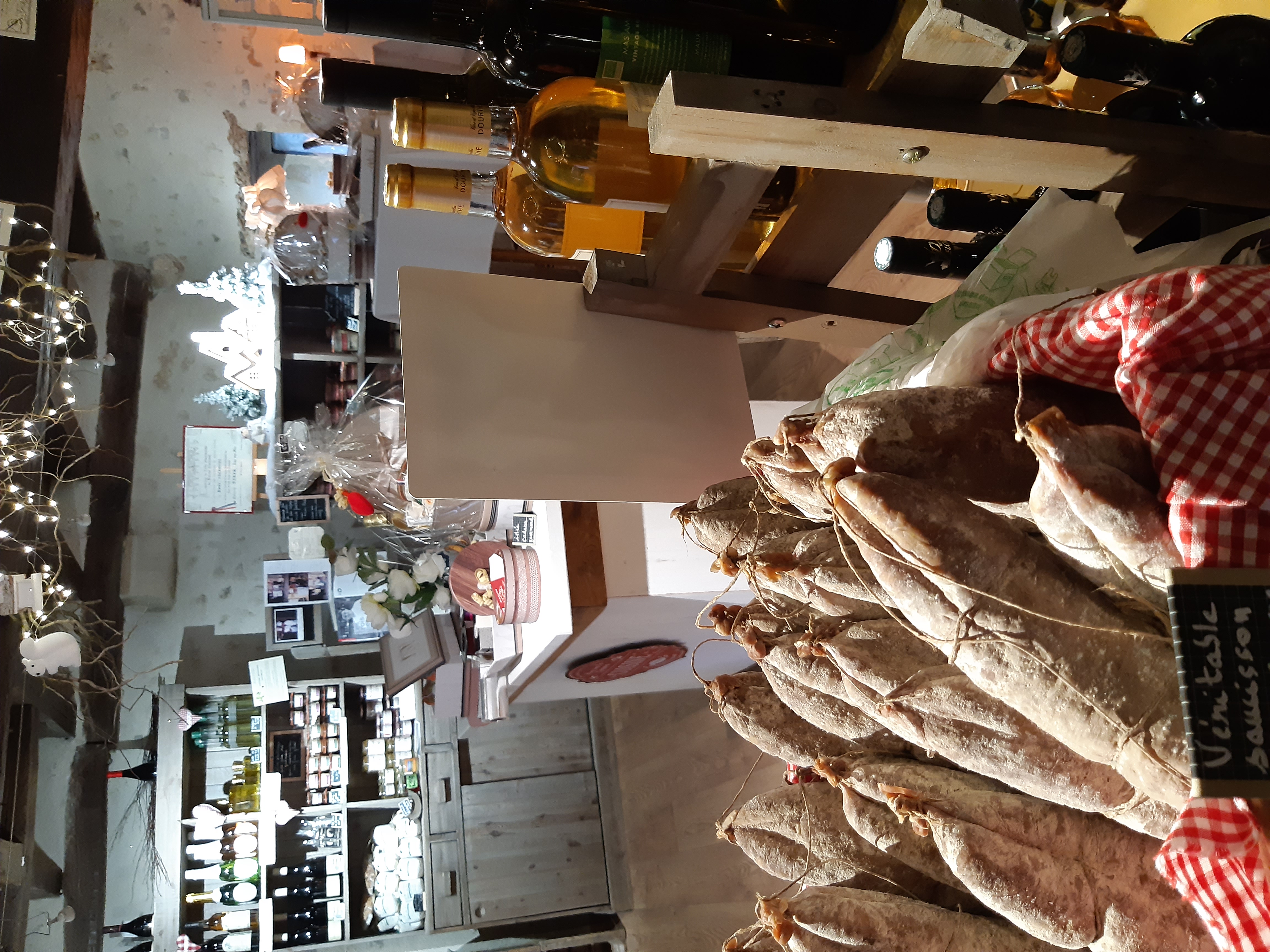 Boutique épicerie fine dans village classé plus beau village de France . Très belle opportunité à concilier  vie familiale et professionnelle . 
Village touristique qui accueille  environs 300.000 visiteurs. Les artisans et commerçants (env 30) et l'office de tourisme mettent tous leurs professionnalisme pour garder la reputation de ce beau village de France