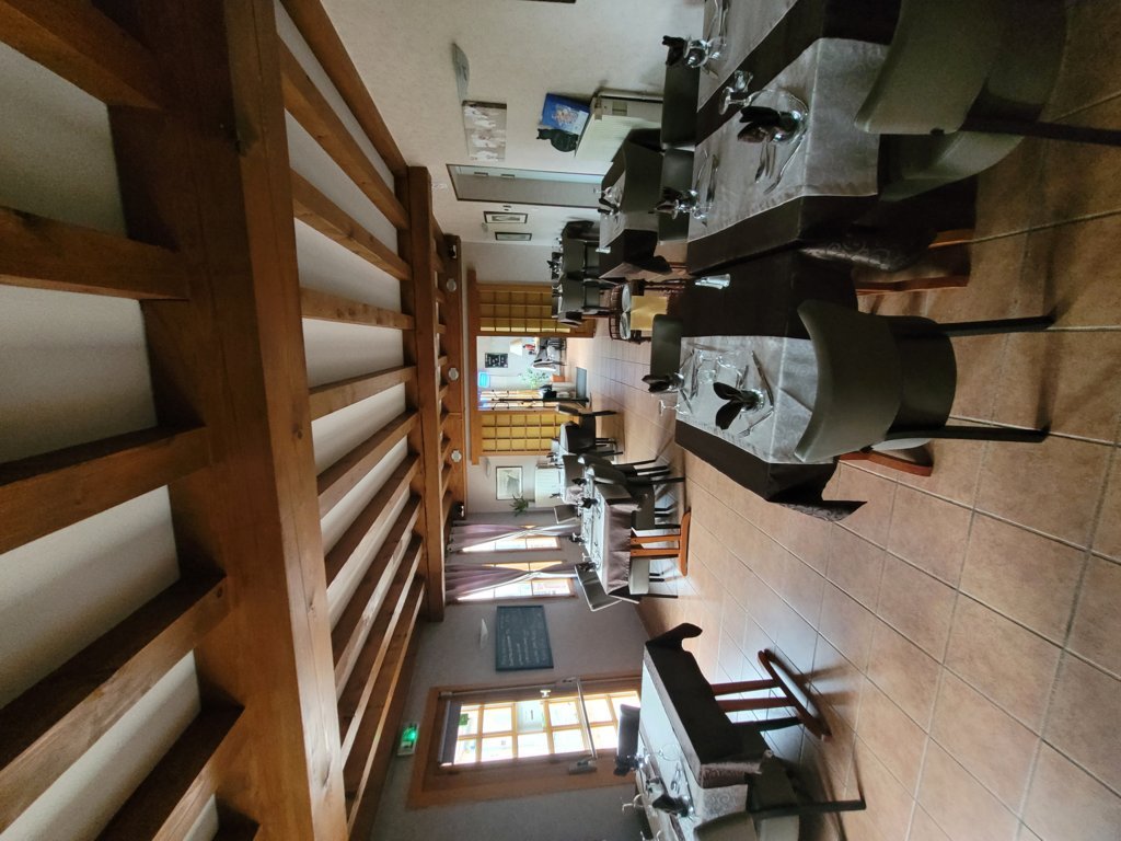 Restaurant situé en plein bocage bourbonnais , à proximioté A71/A79, idéal pour couple ,avec logement au dessus du restaurant .
Nous mettons en vente notre fond de commerce à 40000€ négociable.
Chiffre d'affaire constant sur les 3 dernieres années (100k) 
Restaurant avec une clientèle fidèle, locale  et touristique.
Loyer des murs actuellement à 700€TTC (restaurant et logement) 
Location avec un bail commercial 3/6/9 avec la Mairie de la commune.
N'hésitez pas à prendre contact avec nous pour plus de renseignements .