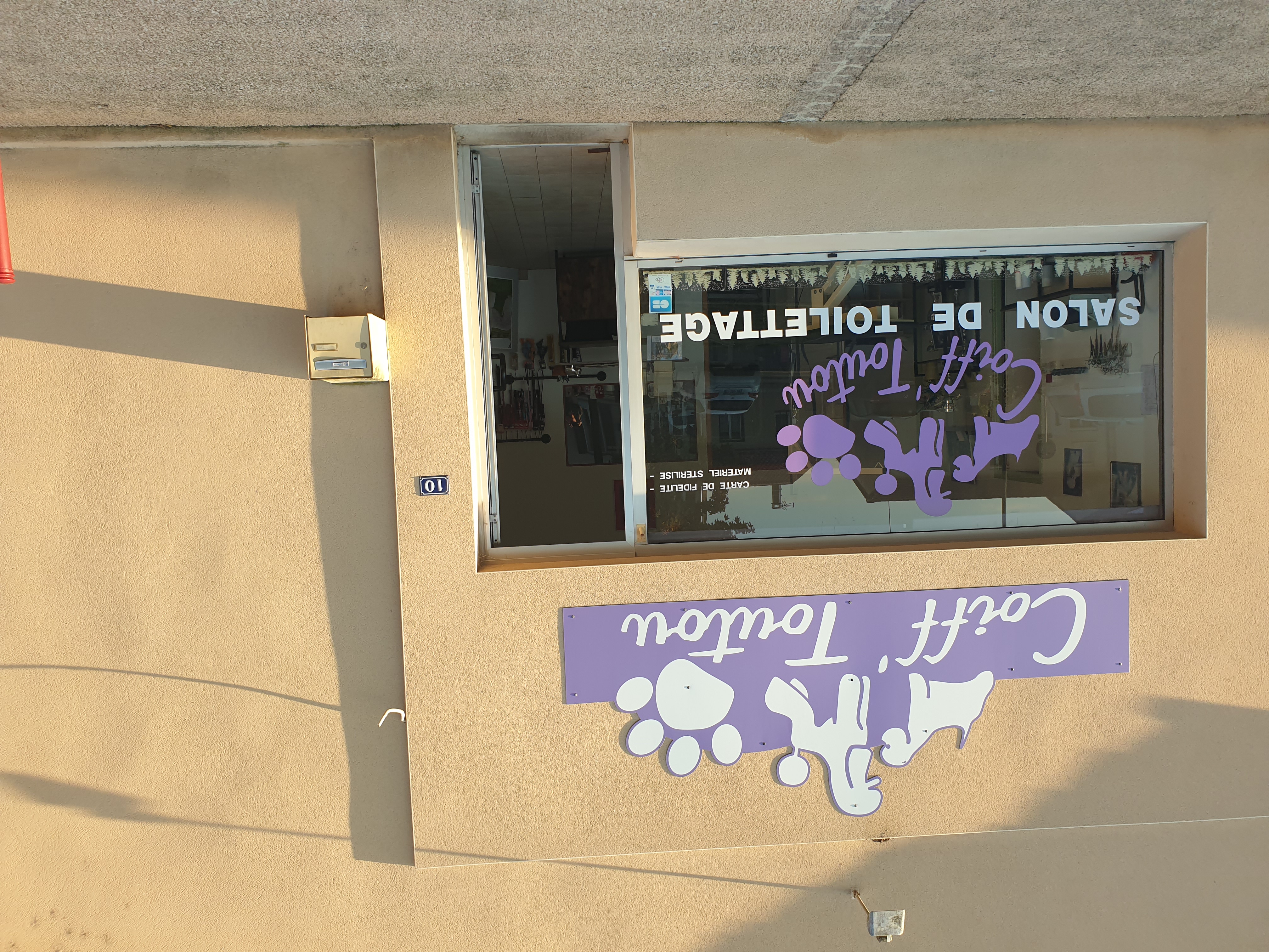 A vendre salon de toilettage situé sur une commune de 3000 habitants de l agglomération Bergeracoise. 
Bon emplacement au cœur du centre ville avec parking devant l'établissement autres commerces à proximité. Le local est exploité depuis 17 ans par la même gérante le local appartient à la mairie de la commune avec une superficie de 47m2 il comprend deux espaces de toilettage climatisé clientèles fidèles et toujours de nouveaux clients vend fond de commerce pour départ à la retraite  merci 
Pour tout contacte 
0647853157