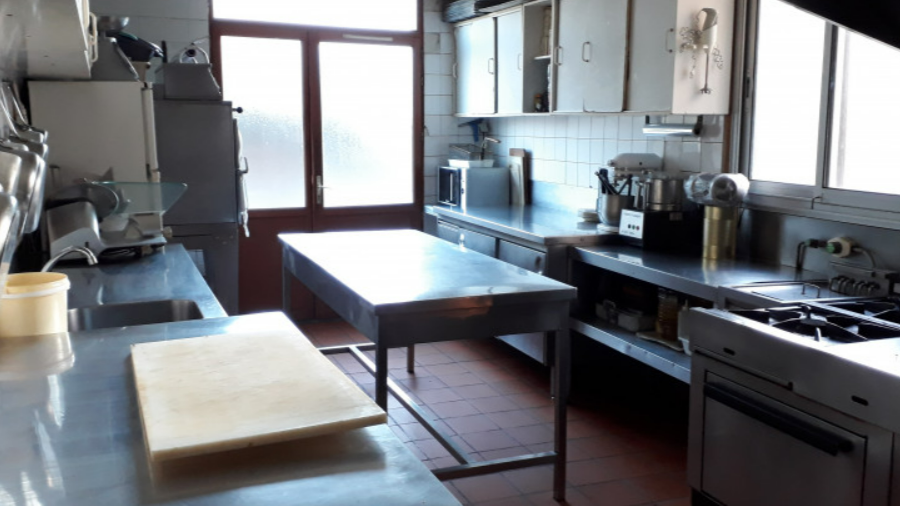 À vendre : local commercial idéalement situé au cœur de Fougerolles, bénéficiant d’un emplacement stratégique et d’une excellente visibilité.

Ce bien offre de nombreuses possibilités d’exploitation : restaurant, bar, épicerie, café, ou toute autre activité commerciale selon vos projets.

Le local, spacieux et fonctionnel (280 m²), se compose de : 2 grandes salles pouvant accueillir entre 80 et 150 personnes, Cuisine équipée, Chambre froide, Espace bar, Vestiaire, Pièce de stockage, Laverie, Bureau, Terrasse extérieure, Accès PMR (personnes à mobilité réduite), Parking à proximité et un jardin de 1300 m².

Des travaux sont à prévoir, mais le matériel existant est en bon état et peut être réutilisé selon votre projet.

La commune accompagne la reprise, un vrai plus pour une installation dans de bonnes conditions.

Possibilité de louer le logement de 120 m² situé au-dessus du local, idéal pour habiter sur place ou loger du personnel.