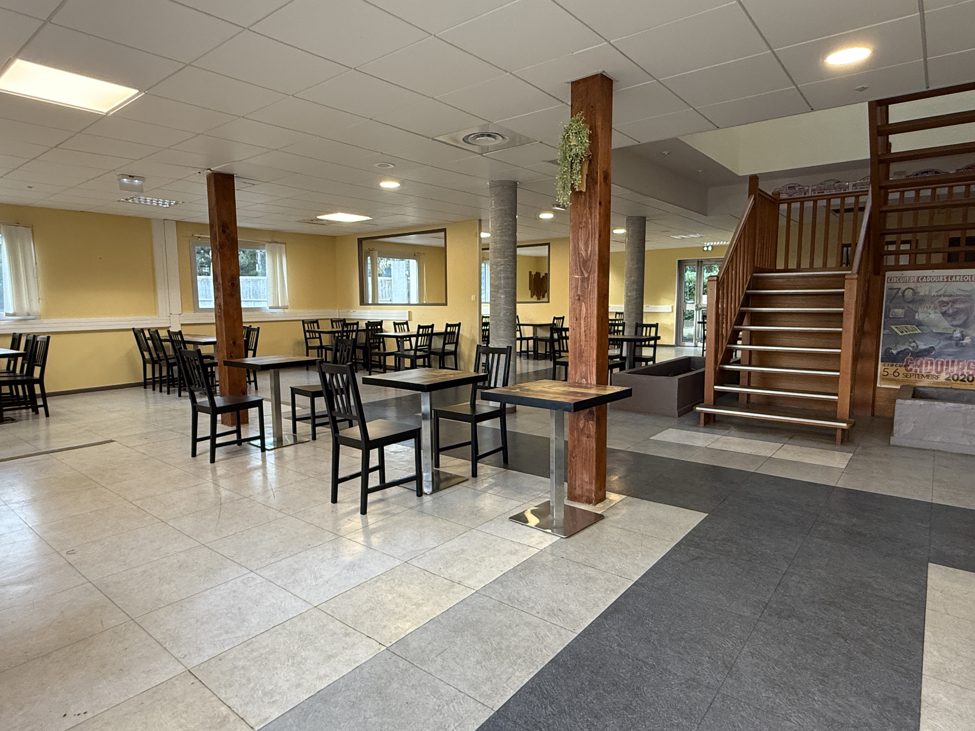 DROIT AU BAIL - PAS DE PORTE d'un Restaurant totalement équipé de 480 m² environ à CADOURS à 35 minutes de Toulouse.

Opportunité rare! Bail commercial de 9 ans incluant l'ensemble du matériel d'exploitation qui sera acquis au terme de 4 années de loyer.
Idéal pour restauration traditionnelle et événementielle.

Le restaurant est répartie sur 2 niveaux et dispose d'un parking privatif et clôturé de 25 places environ. 
Au rdc: la salle de restauration avec bar de 145 m² environ, WC PMR, cuisine totalement équipé en matériel professionnel et de nombreuses réserves (cf plan)
A l'étage de 240 m² environ: possibilité de logement de fonction ou de création d'une salle de privatisation évènementielle.

Loyer: 1600 e HT / mois
Charges: 24 e HT / mois
TF: 5588 e / an

Prix de vente 10 000 euros:
5500 e + 4500 e TTC (3750 e HT) d'honoraire charge ACQUEREUR