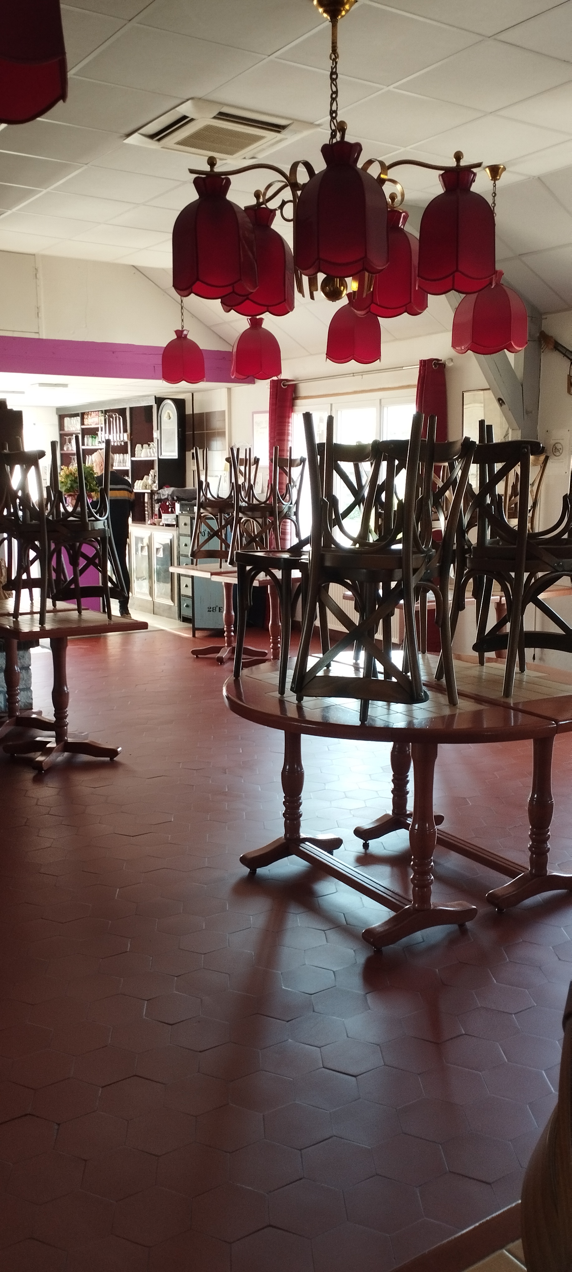 Restaurant traditionnel peut accueillir jusqu'à 50 couverts, grand parking. Situé sur axe principal, aucune gêne de voisinage, nous sommes ouverts principalement les midis, un jour de fermeture, loyer 1200 euros et possibilité d'acheter les murs 
Possède un petit logement 
Possibilité de se développer en ouvrant les soirs 
Vente cause retraite 
Pour tous renseignements nous contacter au 0676219909