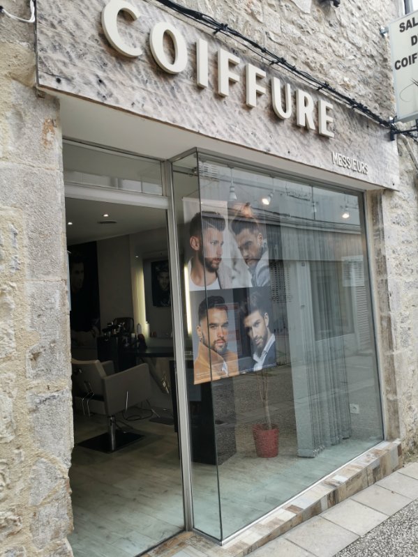 Vends fond de commerce salon de coiffure hommes enfants sans salarié suite à mon arrêt d'activité pour cause de départ à la retraite début année  2025.
Le salon a une activité depuis plus de 40 ans ou mon prédécesseur qui l'avait tenu une vingtaine d'année avant que je le lui rachète en août 2002 .
Très bonne et fidèle clientèle qui assure une bonne rentabilité.
De plus ce fond a  été entièrement refait et modernisé en 2019 avec la création d'un studio à l’arrière du salon donnant sur une cour extérieure permettant au futur repreneur de pouvoir se loger sur place .
Pour plus de renseignement merci de me contacter