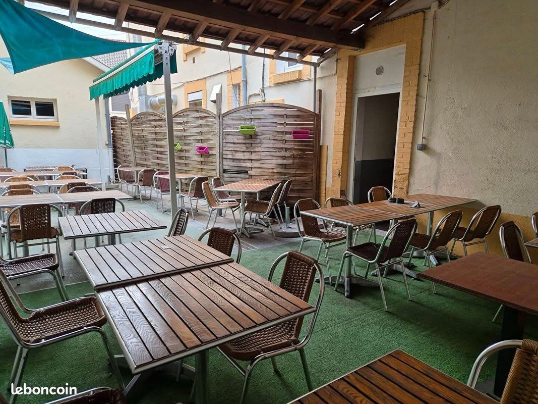 Fonds de commerce 140 m² AURILLAC
Emplacement n° 1 bénéficiant d'un flux piéton massif et constant .
Cette affaire de jour idéalement placée, représente une opportunité rare sur le marché grâce à son potentiel de développement immédiat.
Les atouts :
Capacité : 75 couverts en salle + une terrasse de 40 couverts.
Actuellement fermé le soir et le dimanche idéal repreneur cherchant un équilibre vie perso/pro.
Cession cause retraite .
la terrasse exterieure est en cours d'extension afin d'avoir une superficie 3 fois superieure.
pour toutes questions contacter au 06.11.10.28.84