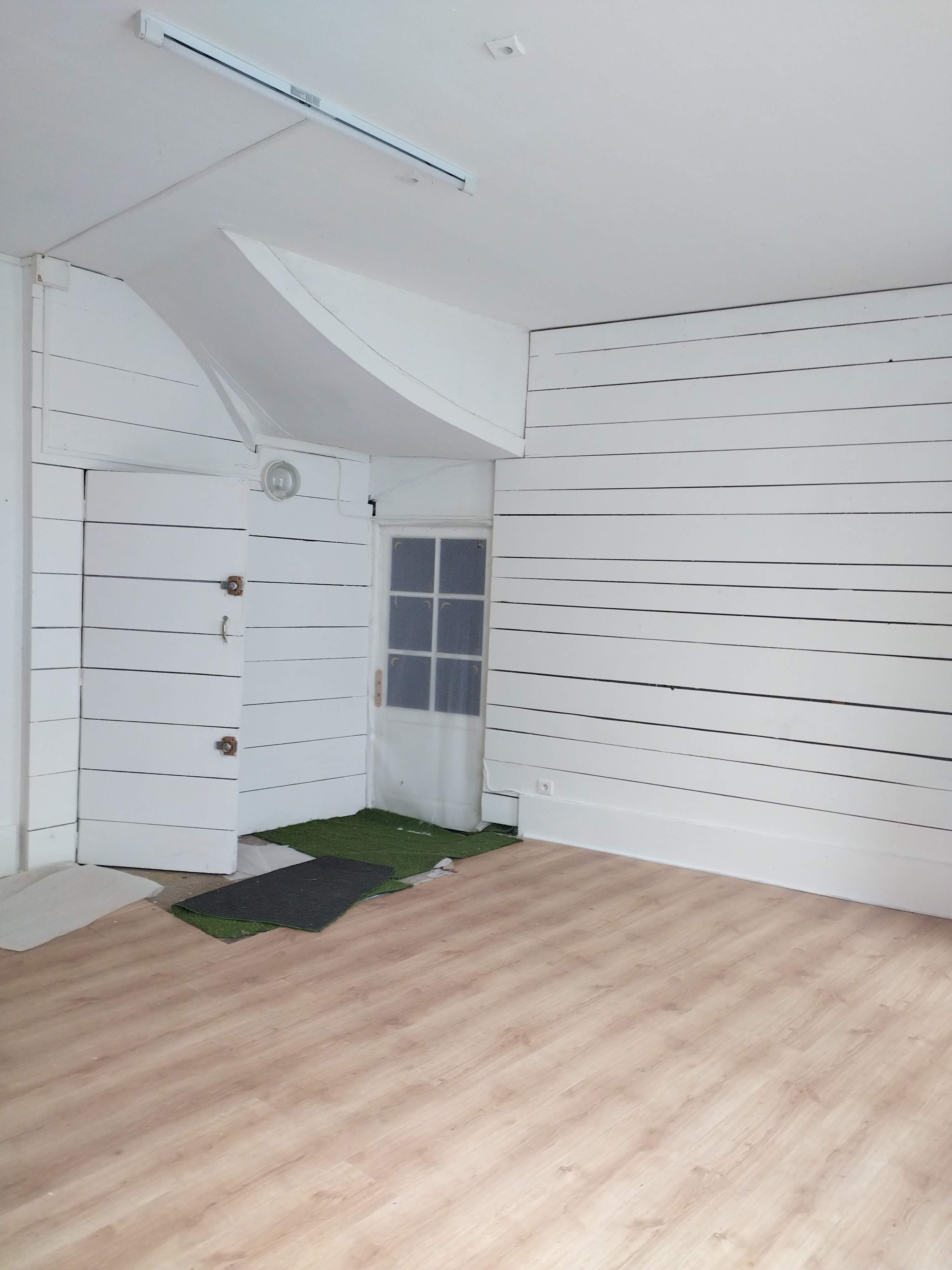À louer – Local commercial 120 m² – Plein centre-ville de Billom – Belle visibilité 

📍 Emplacement idéal en cœur de ville, sur un axe passant de Billom, ce local commercial de 120 m² offre une belle vitrine donnant sur rue, parfait pour capter l’attention de votre clientèle.

🛠️ Le local est fonctionnel et polyvalent, réparti en 4 grands espaces, avec :

Un coin cuisine aménagé

Un sanitaire avec WC

Une disposition idéale pour une activité commerciale, profession libérale, bureaux, ou encore médecine douce / alternative

💼 Convient parfaitement pour :

Cabinet de thérapeute

Agence ou bureaux administratifs

Commerce de proximité