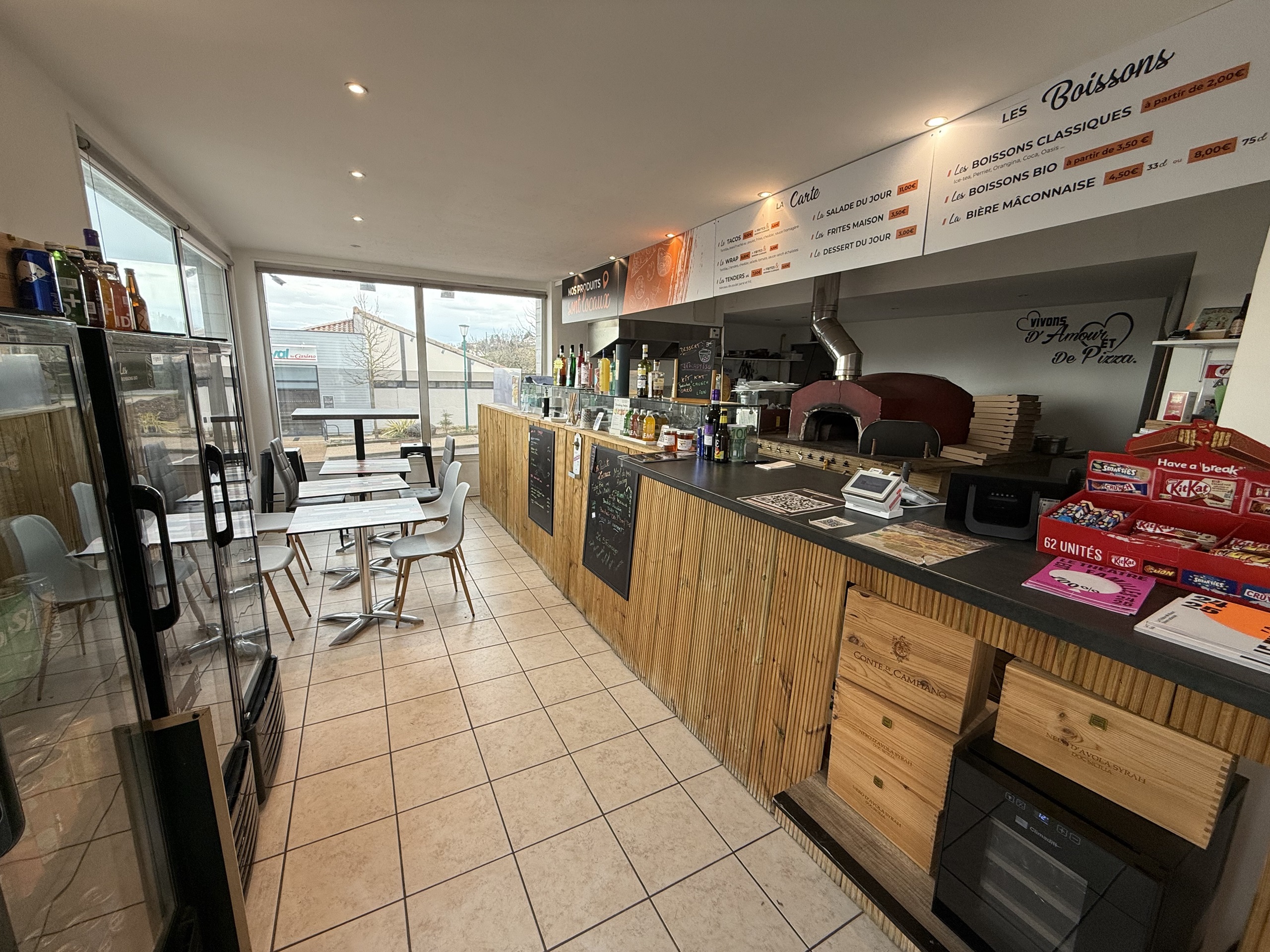 À REPRENDRE : Pizzeria indépendante à Mâcon (Bourgogne du Sud)
𝗣𝗶𝘇𝘇𝗲𝗿𝗶𝗮 𝗿𝗲́𝗽𝘂𝘁𝗲́𝗲 avec forte activité de vente à emporter (80 %) et possibilité de restauration sur place (16 couverts en salle, 25 en terrasse).
•	𝗘𝗺𝗽𝗹𝗮𝗰𝗲𝗺𝗲𝗻𝘁 𝘀𝘁𝗿𝗮𝘁𝗲́𝗴𝗶𝗾𝘂𝗲 : Très belle visibilité dans une zone commerciale dynamique, à proximité de 40 000 habitants, et à 7 min des sorties A6 Mâcon Nord et A40 - Zone de chalandise dynamique et en croissance grâce à la proximité lyonnaise et au vignoble maconnais.
•	𝗔𝗰𝘁𝗶𝘃𝗶𝘁𝗲́ 𝗰𝗹𝗲́ 𝗲𝗻 𝗺𝗮𝗶𝗻 : CA 2024 : 101.000 €, marge brute 69%, Valeur ajoutée 35% - Pizzas au feu de bois, wraps, tacos, salades, et desserts maison - Équipements complets et récents (four à bois, pétrin 30L, vitrines réfrigérées, etc.) - Reconnaissance locale : très bien notée sur Facebook, Instagram, et Google, belle qualité gustative 
•	𝗙𝗼𝗿𝘁 𝗽𝗼𝘁𝗲𝗻𝘁𝗶𝗲𝗹 : Possibilité d'élargir les jours d’ouverture pour booster les ventes - Exploitable seul(e) ou avec un salarié.
•	Prix du fonds : 60.000 € (accompagnement à la reprise inclus, vente des parts sociales possible).