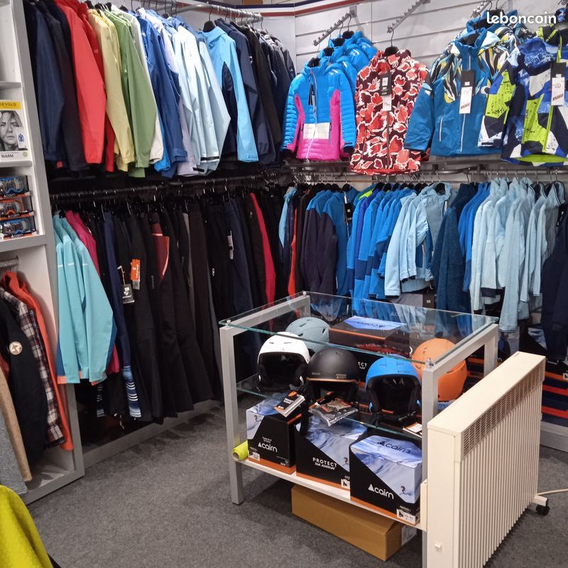 Fonds de commerce actuellement exploité en magasin de vêtements et articles de sport à Villard de Lans (massif du Vercors).
Possibilité d'autre activité à voir avec le propriétaire des murs.
Situé dans la rue principale de la station.
Magasin 40 m² + réserve 5 m² bien agencé pour la vente de vêtements.
Ouvert à l'année, village très animé toute l'année, station de ski alpin et ski de fond, randonnée, VTT, golf etc.