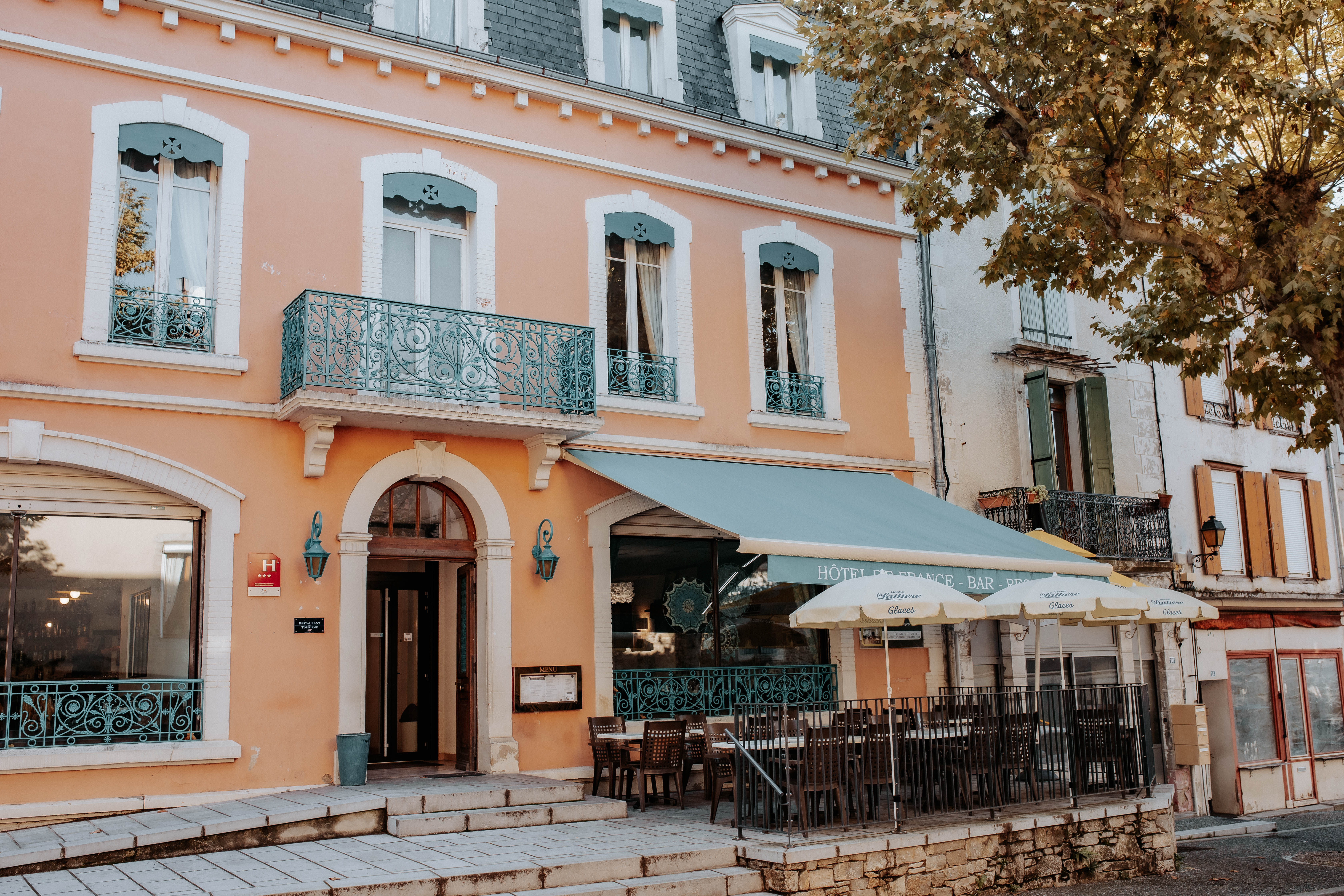 Situé dans un environnement naturel d’exception, au sein du pays cathare et à proximité immédiate de la Voie Verte, l’Hôtel de France est un lieu de rencontre prisé des cyclotouristes, des randonneurs, des amoureux de la nature et des habitants de la région. Dans un village dynamique et touristique, cet hôtel bar restaurant en activité bénéficie d’une belle notoriété locale et clientèle fidèle.

Côté restaurant : Licence IV, 35 couverts en salle et 25 couverts en terrasse - Clientèle locale et de passage avec en moyenne 20 couverts journaliers - Cuisine entièrement équipée et aux normes (hygiène et accessibilité) 

Côté hébergement : 14 chambres, Fréquentation régulière de VRP, touristes, randonneurs, amateurs de quad et amoureux de la nature - Établissement parfaitement entretenu, conforme aux normes en vigueur, idéal pour un couple de professionnels souhaitant s’installer dans un environnement naturel et paisible, tout en bénéficiant d’une activité saine avec des axes de développement. Quelques investissements sont à prévoir.

Les + : Belle visibilité en bord de route Grand parking à proximité Potentiel de développement (soirées à thème, événements…). Accompagnement possible à la reprise  
Prix du Fonds : 200 000 euros / et prix de vente des murs : 250 000 euros