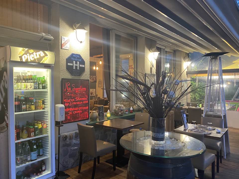 vends  cause retraite fonds de commerce hotel restaurant dans hautes alpes sur route nationale n85 avec grand parking
ce fonds dispose de 2 batiments une salle restaurant veranda de 70 places assisses avec 6 chambres au dessus du restaurant
grande terrasse extérieure avec grand parc et jeux pour enfants  70 couverts supplémentaire l'été
une autre annexe (batiment) avec 6 chambres et un appartement de fonction comprenand 4 chambres.
tres belle affaire a saisir!!!!!