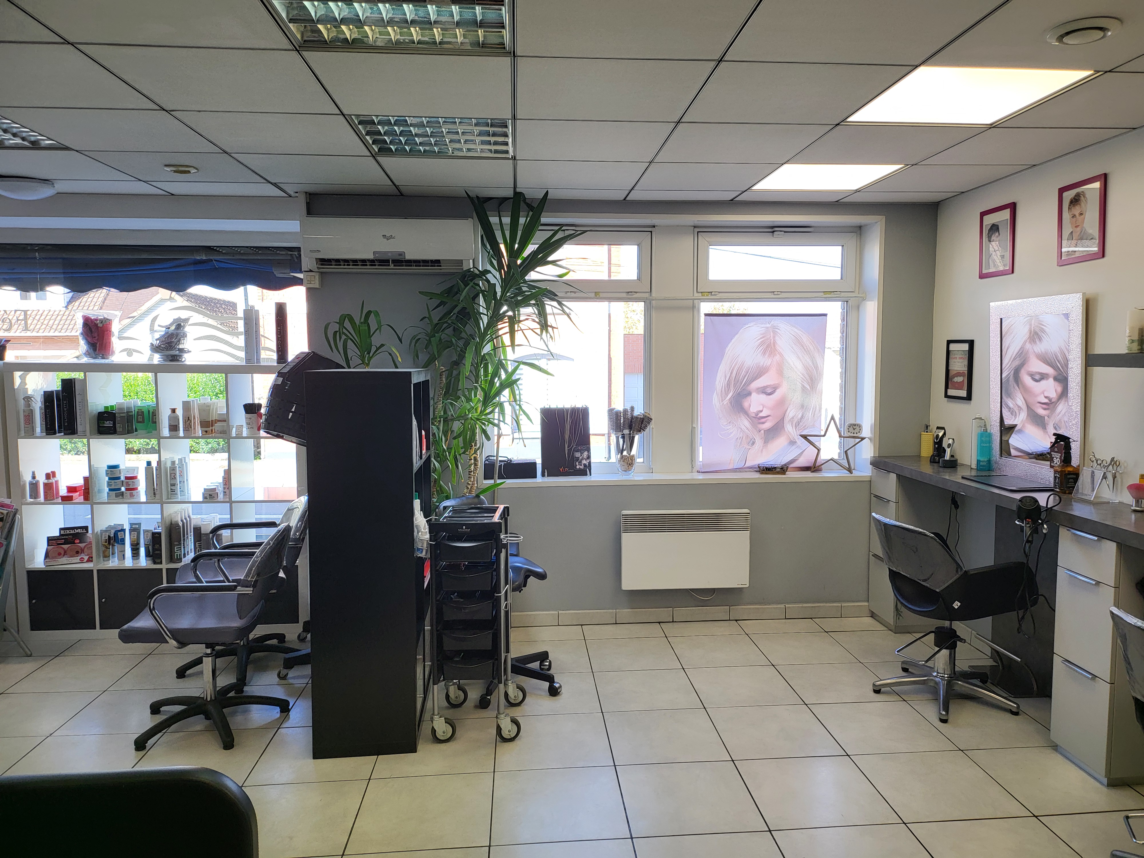 A vendre salon de coiffure tenue depuis 30 ans .clientèle fidèle qui souhaite que l'activité continue  avec il y a une habitation 150m2 170000€