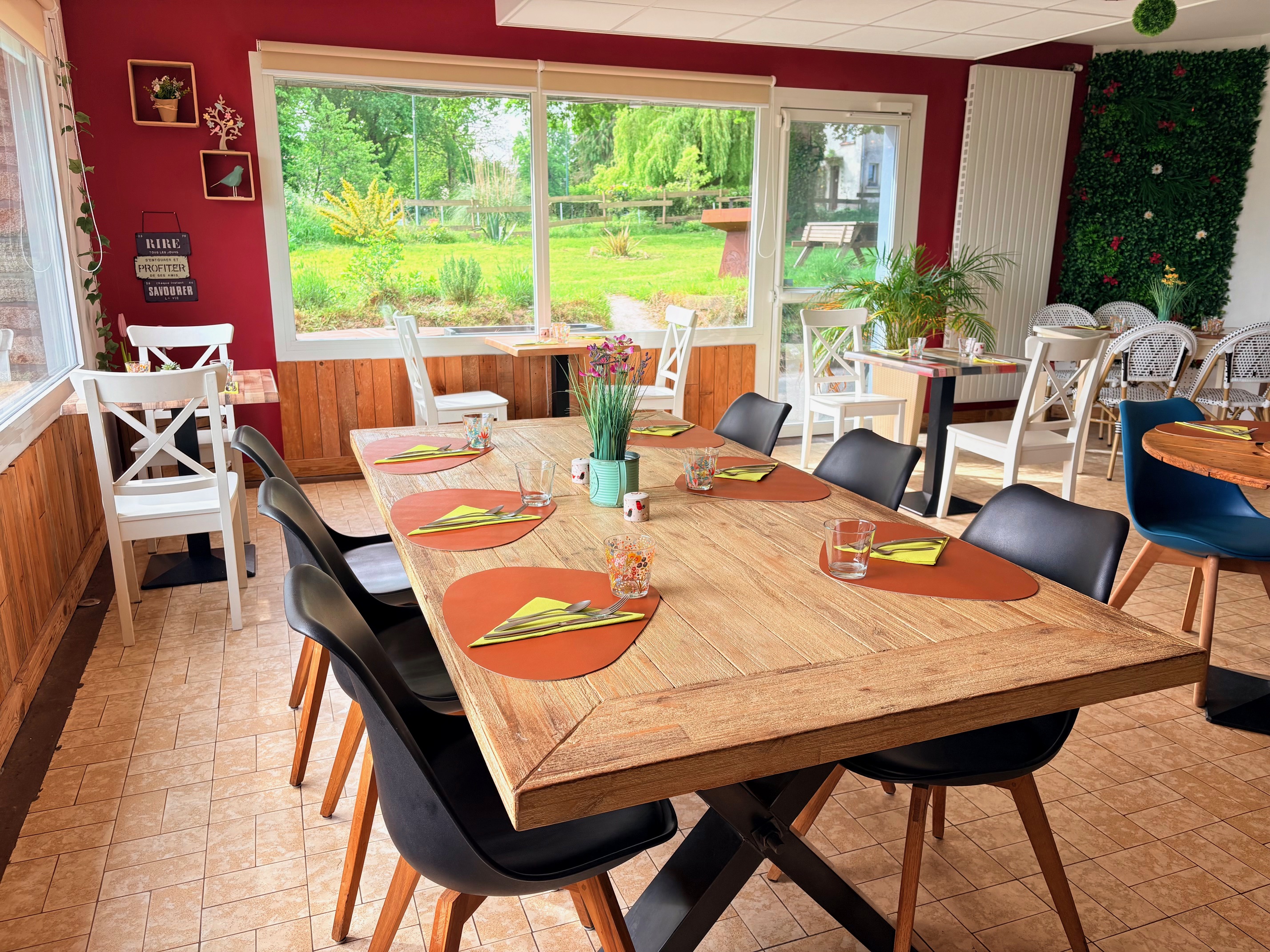 A VENDRE - RESTAURANT CLE EN MAIN - BELLE OPPORTUNITE

Nous proposons à la vente 100% des parts d'une SARL exploitant un restaurant, idéale pour une reprise rapide sans surprise.

* AUCUNE DETTE - situation financière saine
* MATERIEL COMPLET ET OPERATIONNEL
* ETABLISSEMENT PRET A TRAVAILLER IMMEDIATEMENT
* CLIENTELE REGULIERE ET LOCALE
POTENTIEL DE DEVELOPPEMENT (horaires, concept, livraison etc...)

Actuellement capacité de 35 couverts en salle (possibilité d'augmenter la capacité) et capacité illimitée en extérieur.
Grand parking privé.
Fort potentiel de développement, le CA de l'établissement peut largement être augmenté.
Le restaurant est parfaitement équipé (cuisine de 30m2) et prêt à l'emploi ! (aucun travaux à prévoir)
Licence IV

Clientèle fidèle et locale et très touristique 6 mois de l'année

Idéal pour un couple ou une première installation.
Cadre de vie très agréable
Très beau logement spacieux au dessus du restaurant de 100m2 avec 3 chambres, idéal pour une famille.  

Loyer perso de 500€ TTC
Loyer professionnel 900€ HT

Possibilité d'accompagner les repreneurs pour optimiser la passation

Renseignements supplémentaires ainsi que photos sur demande pour personne SERIEUSEMENT INTERESSÉE UNIQUEMENT !