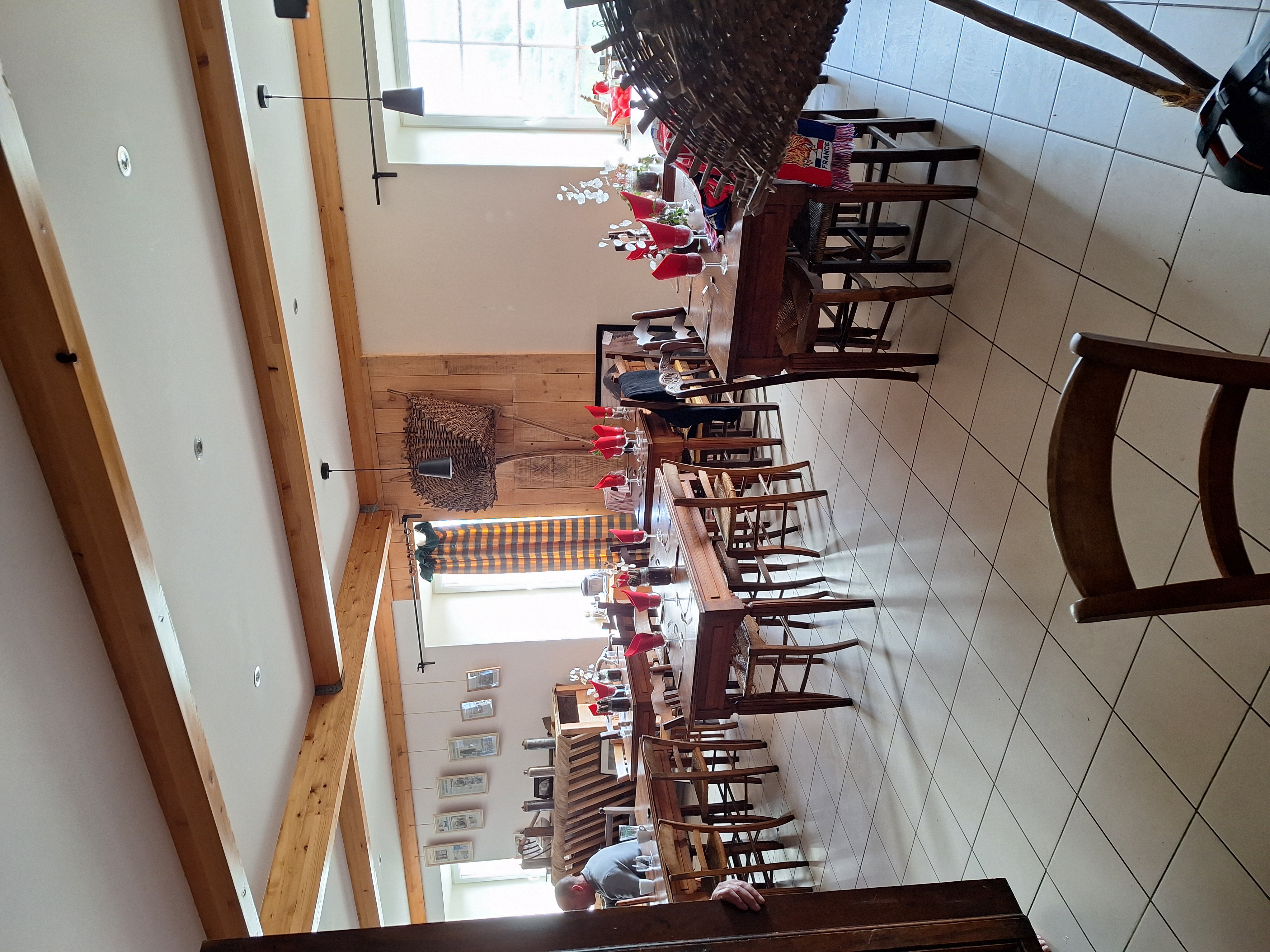 À vendre, fonds de commerce restaurant/bar situé à Chaudeyrolles, au pied du Mézenc, dans un secteur touristique (station de ski, gîtes, nature).
Restaurant comprenant :
40 places en salle
30 places en terrasse
Bar en bois
Grande cuisine équipée
2 réserves
Sanitaires
Matériel en bon état
➡️ Licence IV attachée aux murs (non incluse dans la vente)
💼 Vente pour cause de retraite
💶 Prix : 25 000 € TTC
📞 Pour plus d’informations, me contacter