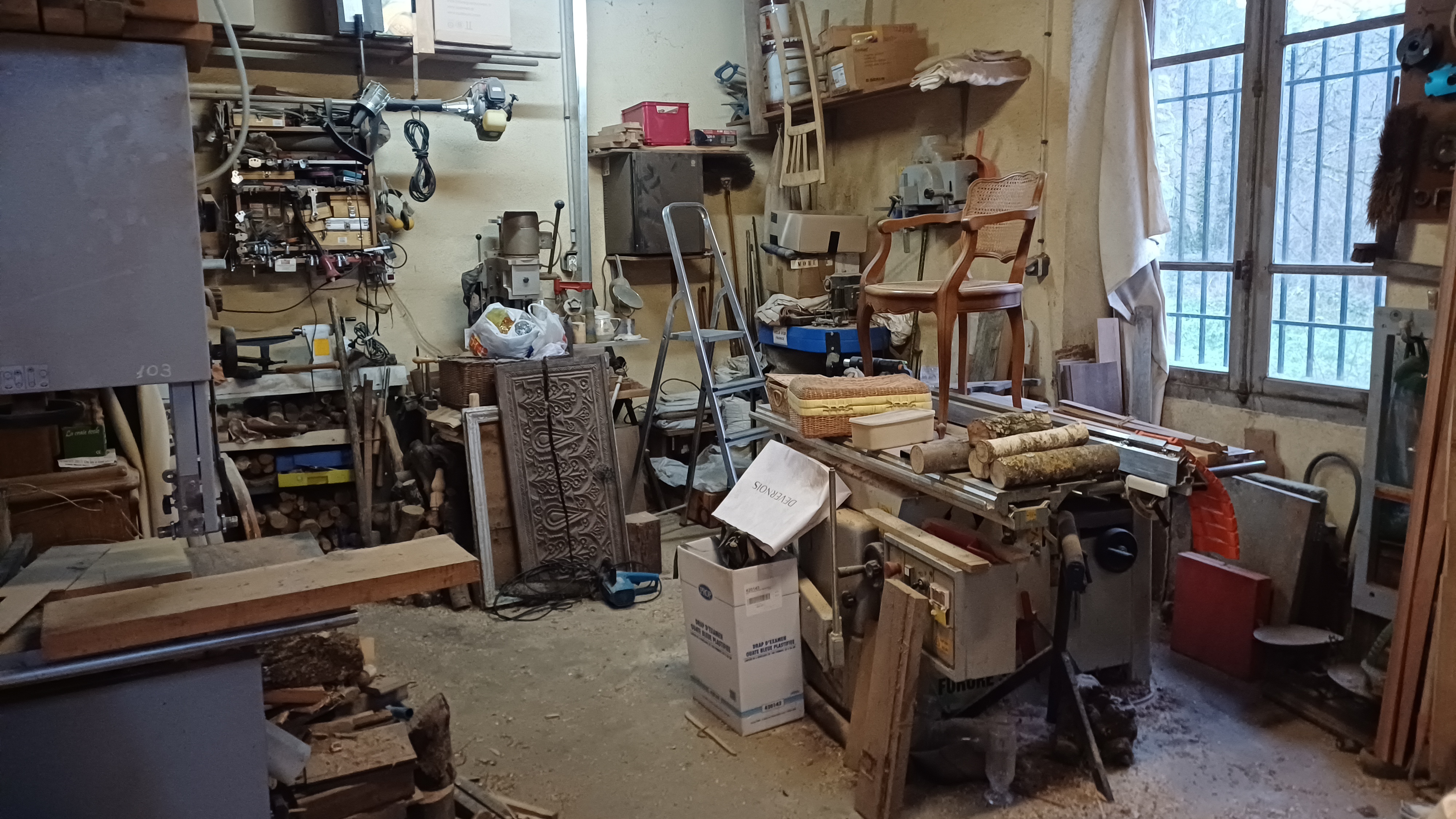 Cause retraite,
A vendre fond de commerce ainsi que les murs.
Surface 287 m2 
Rez-de-chaussée de 75 m2 (brocante)
Un atelier de 24 m2 ainsi qu'un second de 23 m2.
Le premier étage fait 125 m2
Une cave en dessous de 49m2

Parking devant le magasin, sur axe passagers route de Paris-Guéret.
Terrain à l'arrière vue sur la Creuse.

Bien, situé à 6 km de Guéret.