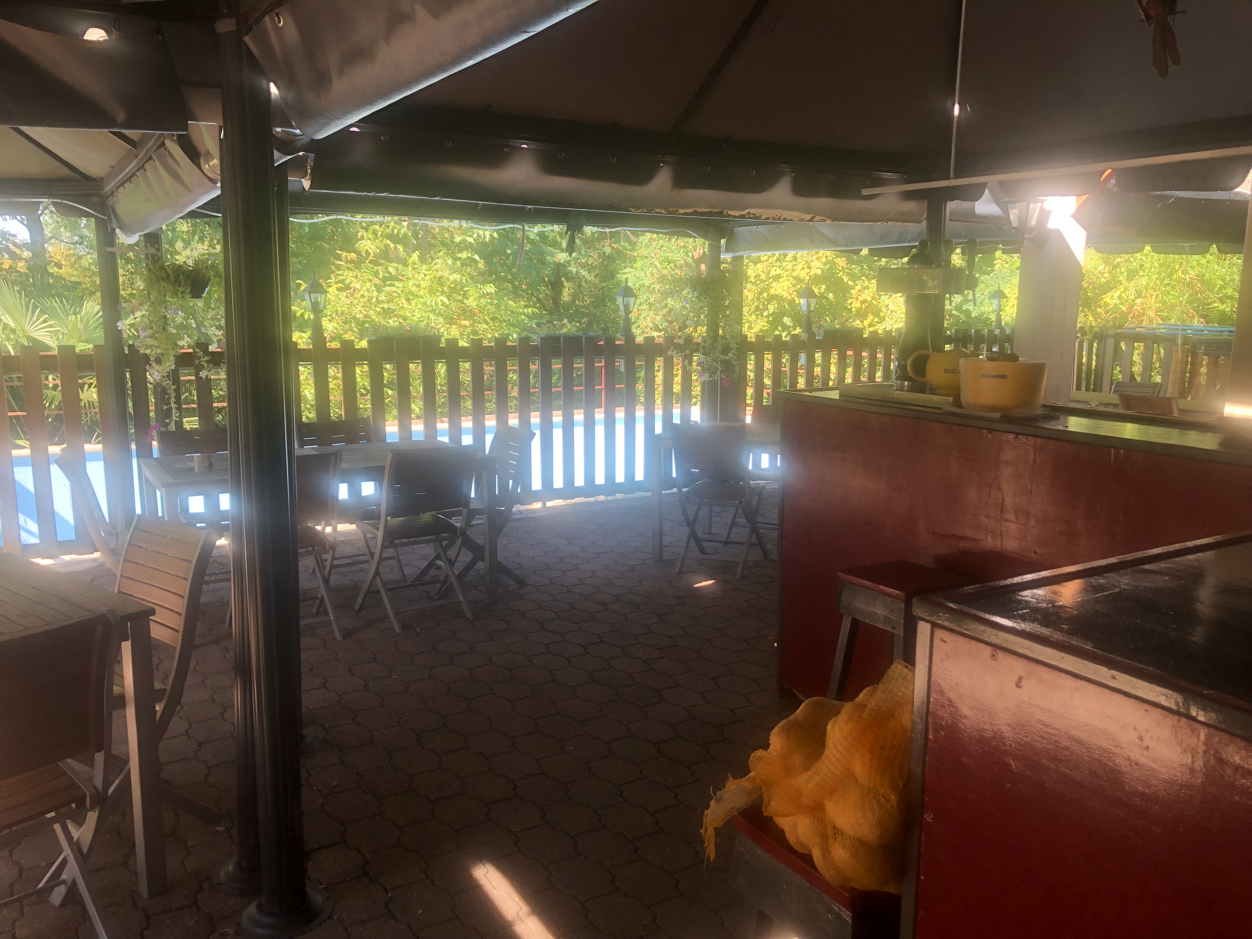 Cause santé 
Vendons bar restaurant licence IV
Avec terrasse et piscine
Appartement 4 pieces 3 chambres et séjour cuisine américaine
Entièrement refait
Complètement meublé

Disponible immédiatement