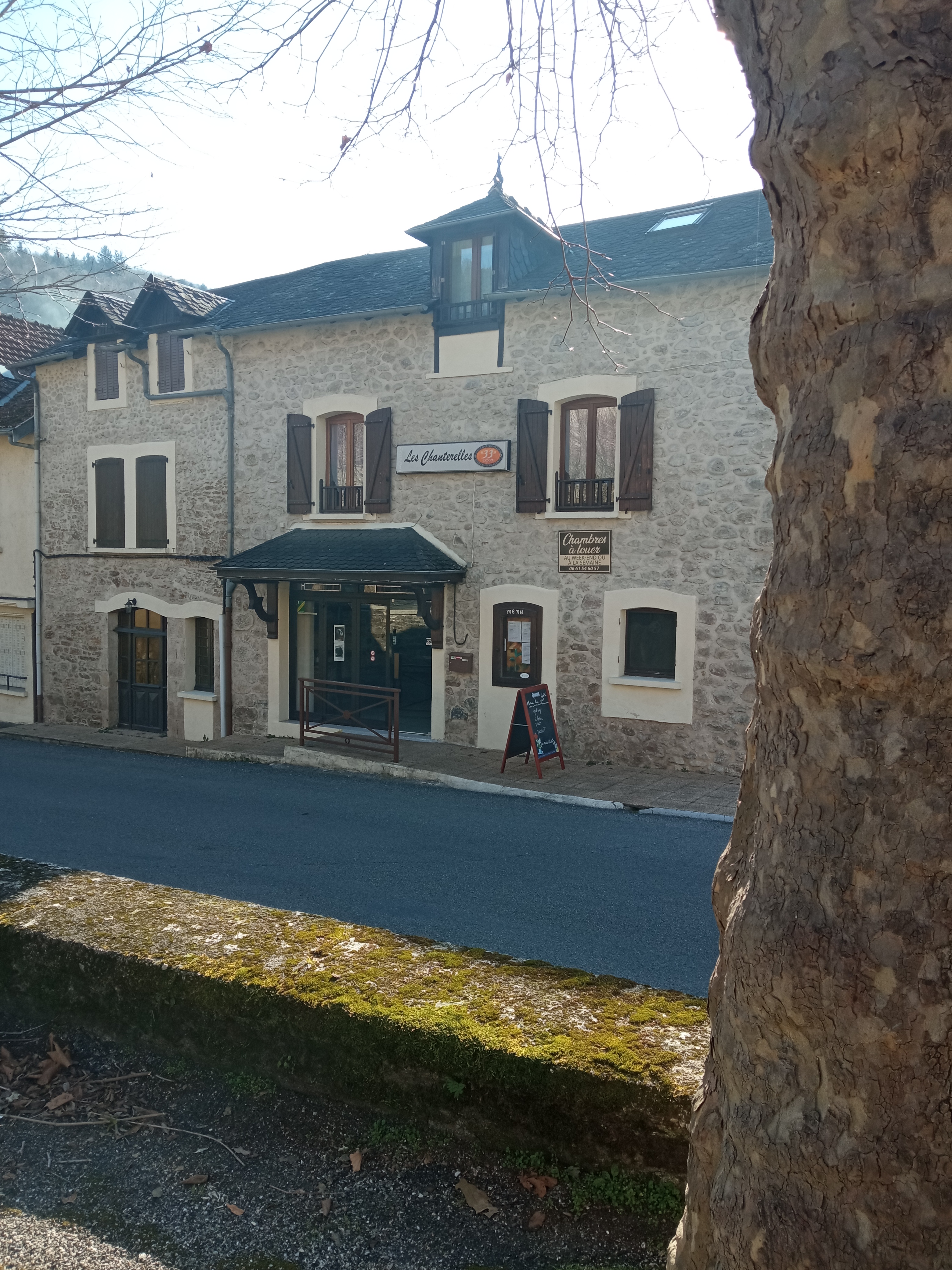 a vendre mur et fond .
A 15 mn de Biars sur Cère, sur le chemin de compostelle et de la vallée de la cere proche des nombreux sites touristiques, grande maison pierre batie sur cave, avec local commercial, (restaurant et bar), studio, petits appartements et chambres d'hotes. Une grande terrasse d'été donnant sur la Cère. Activité saisonnière ou annuelle pour location et/ou restauration, vendu avec son materiel d'exploitation.    chambres et appartement visible sur le site airbnb