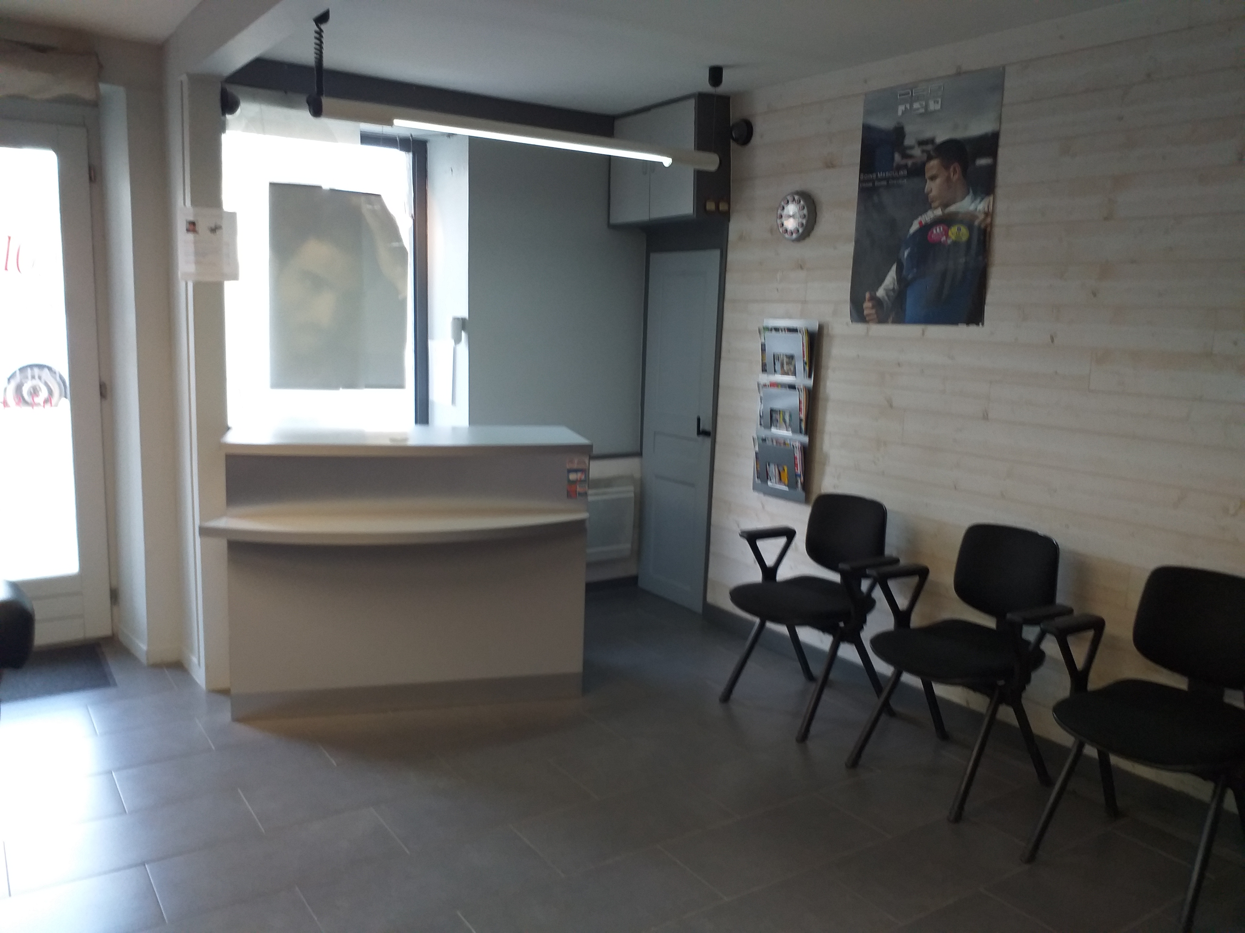 Cause retraite ,Salon de coiffure ouvert en 1989  ( 37 ANS ) Travail seul,  salon de coiffure , 3 postes de travail , 
1 fauteuil barbier ,  1 fauteuil coupe  ,  1 fauteuil enfant  avec volant ,
1 bac  , une caisse , salle d' attente 4 places , une réserve avec chauffe eau et machine à laver , toilette avec lave main .                                                                      Parking en face le salon 30 places et devant 8 places.
Loyer 220€  / MOIS ,  Bail 3 / 6/ 9
MOUCHARD 1200 Habitants ,                                                                                              école maternelle et primaire visible depuis le salon, Lycée du bois et Compagnons du tour de France 600 élèves .                                                                                       Maison médicale : 4 médecins , 3 dentistes, 2 kinés , pharmacie ..........
Commerces : boulangeries , fleuriste, bar, bureau de tabac grande surface, garage  , restaurant et restauration rapides                                                                          MOUCHARD : GARE TGV TRAINS POUR BESANCON ,DOLE ,DIJON ,LYON, LAUSANNE ...                                                                                                                                    EN VOITURE  : Dole, Tavaux aéroport , Besançon,30 KMS , Dijon 80 KMS , Poligny A 39 autoroute 24 KMS, Lons le saunier 35 KMS  .......................