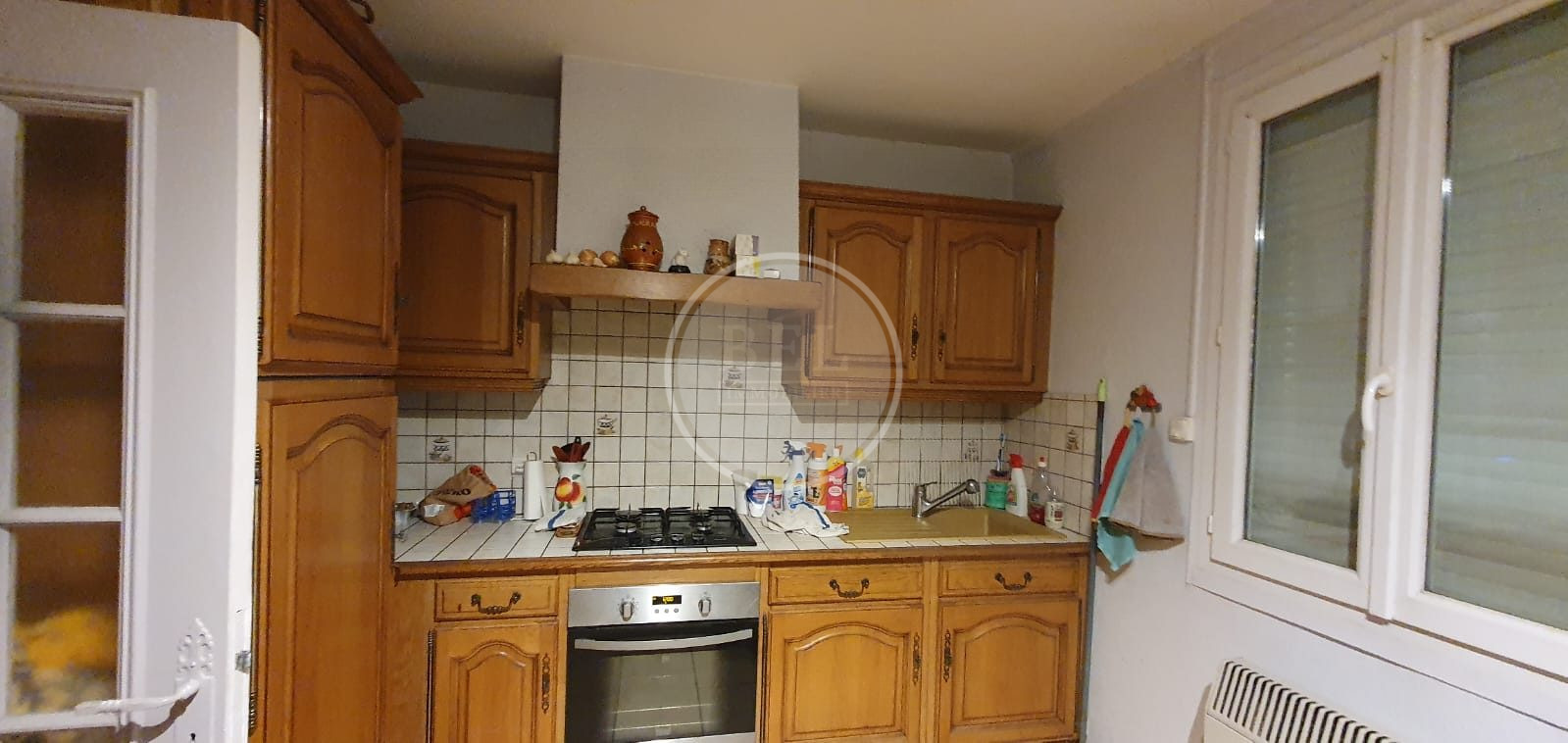 En plein centre ville, maison de village 118m2 environ avec terrain, cuisine 10m2, wc, salle d'eau, 3 pièces à l'étage, le tout sur cave donnant sur jardin, agrandissement possible sur celui-ci, rénovations à prévoir.
Le rez de chaussée devra conserver une activité commerciale.
Prévoir 10000€ de plus pour la licence IV et le fond de commerce