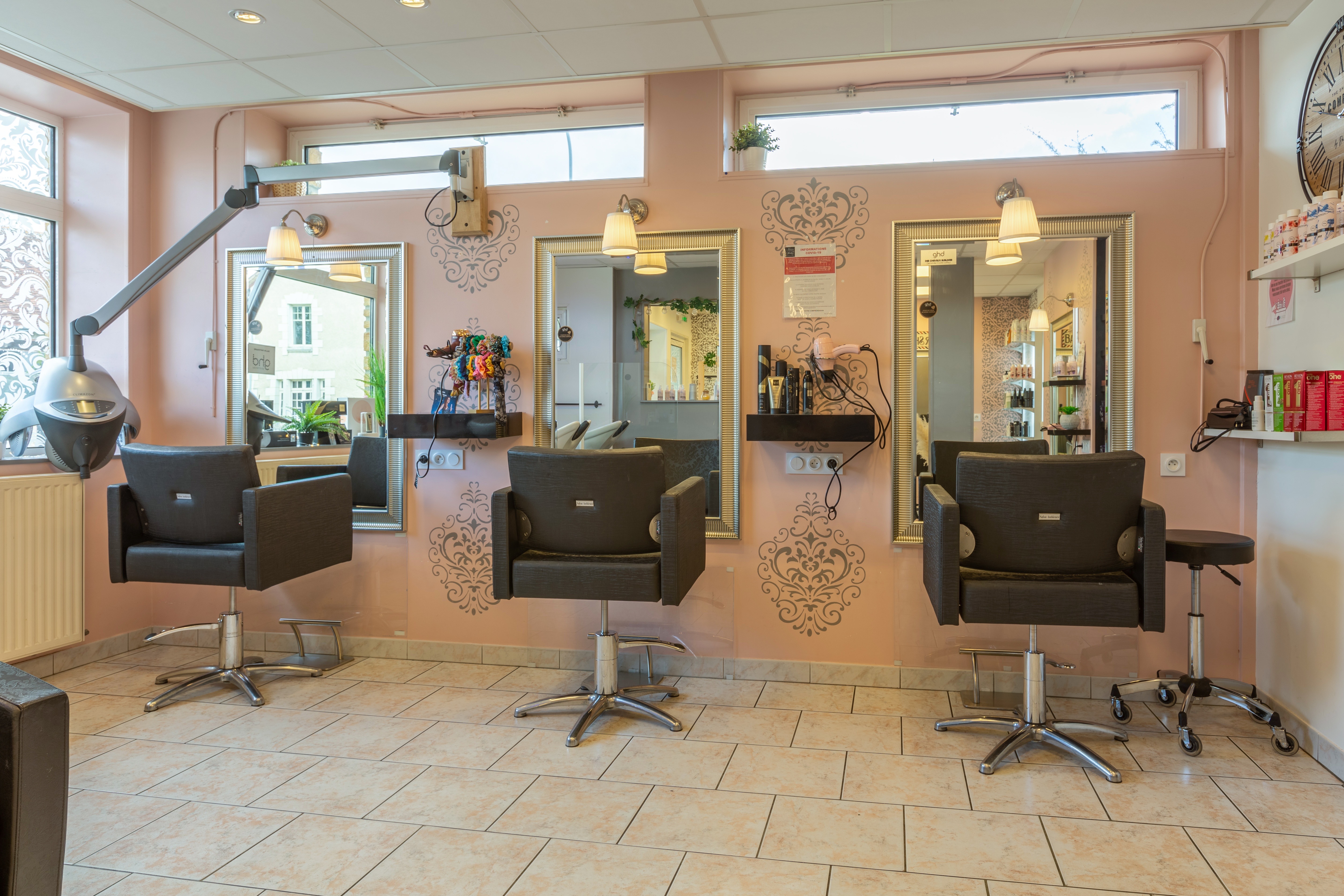 ✨ Salon de coiffure à vendre – Opportunité rare en village ✨

À vendre salon de coiffure clé en main, situé à Lys, petit village agréable, bénéficiant d’une clientèle très fidèle et régulière, acquise depuis plusieurs années.

🔑 Le salon sera entièrement repeint en avril, offrant un espace modernisé et prêt à accueillir le/la futur(e) repreneur(se) dans d’excellentes conditions.

🔹 Caractéristiques du salon :
	•	Loyer très bas (rare )
	•	Place de parking
	•	4 places de coiffage
	•	2 bacs
	•	1 fauteuil barbier
	•	Climatisation
	•	Arrière-cuisine (idéal pour stockage et pauses)
	•	Salon lumineux, fonctionnel et très bien entretenu

💼 Idéal pour :
	•	Une première installation
	•	Un(e) professionnel(le) souhaitant reprendre une activité stable
	•	Un projet coiffure / barbier / mixte

📍 Environnement villageois calme, avec une excellente relation de proximité avec la clientèle.

📩 Plus d’informations et visites sur demande – contact en message privé.
