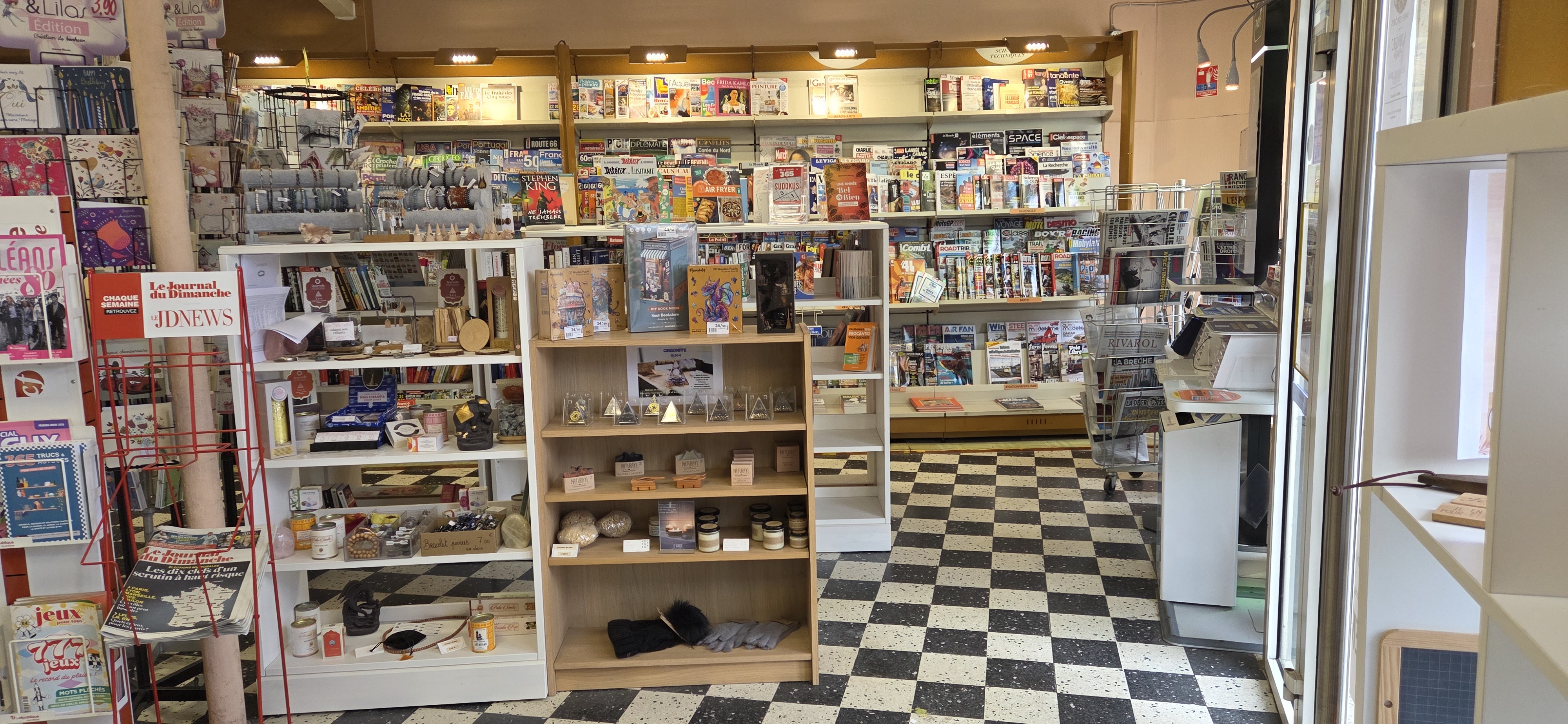 Epicerie, tabac, FDJ au cœur de Saint Cyr en Val (45) Loiret.
Saint‑Cyr‑en‑Val offre un cadre attractif pour un commerce, grâce à sa proximité immédiate avec Orléans, au sein de la métropole Orléans Métropole. Avec plus de 3 400 habitants et un territoire vaste et dynamique, la commune bénéficie d’un bassin de clientèle local fidèle, tout en attirant les habitants des communes voisines.

Ce commerce multi services, essentiel à la commune et à ses habitants, offre une large gamme de produits et de services : Tabac, presse, FDJ, PMU, services postaux et bancaires, relais colis et épicerie. 

Il bénéficie d’une surface de vente de 100 m2 et dispose d’une belle visibilité grâce à sa vitrine. Le mobilier et le matériel sont fonctionnels. Pas de travaux à prévoir. Etablissement sécurisé.

L'exploitation actuelle est tenue par la gérante aidée de 2 salariées (35h et 4h).

Horaires actuels :- 7h-13h00 // 15h-19h du lundi au vendredi.- 7h30-12h30 la samedi et 8h-12h30 le dimanche.

Chiffre d'affaires sur le dernier bilan :- Marchandises : 81 k€.- Commissions tabac, FDJ, presse et colis : 160 k€.

Bail 3/6/9 neuf : loyer 1500 €.